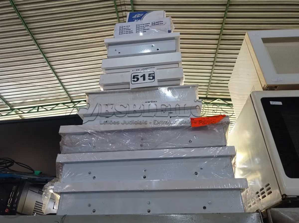 LOTE 515 - 01 LOTE COM VÁRIAS LUMINÁRIAS MARCAS E MODELOS DIVERSOS. (NO ESTADO) ATENÇÃO! FAZER A VISITAÇÃO ANTES DE ARREMATAR, NÃO SABEMOS SE FUNCIONA. LEILÃO NÃO TEM GARANTIA E NEM DEVOLUÇÃO, SUJEITO A POSSÍVEIS AVARIAS VISÍVEIS/OCULTAS E/OU AUSÊNCIA DE COMPONENTES.