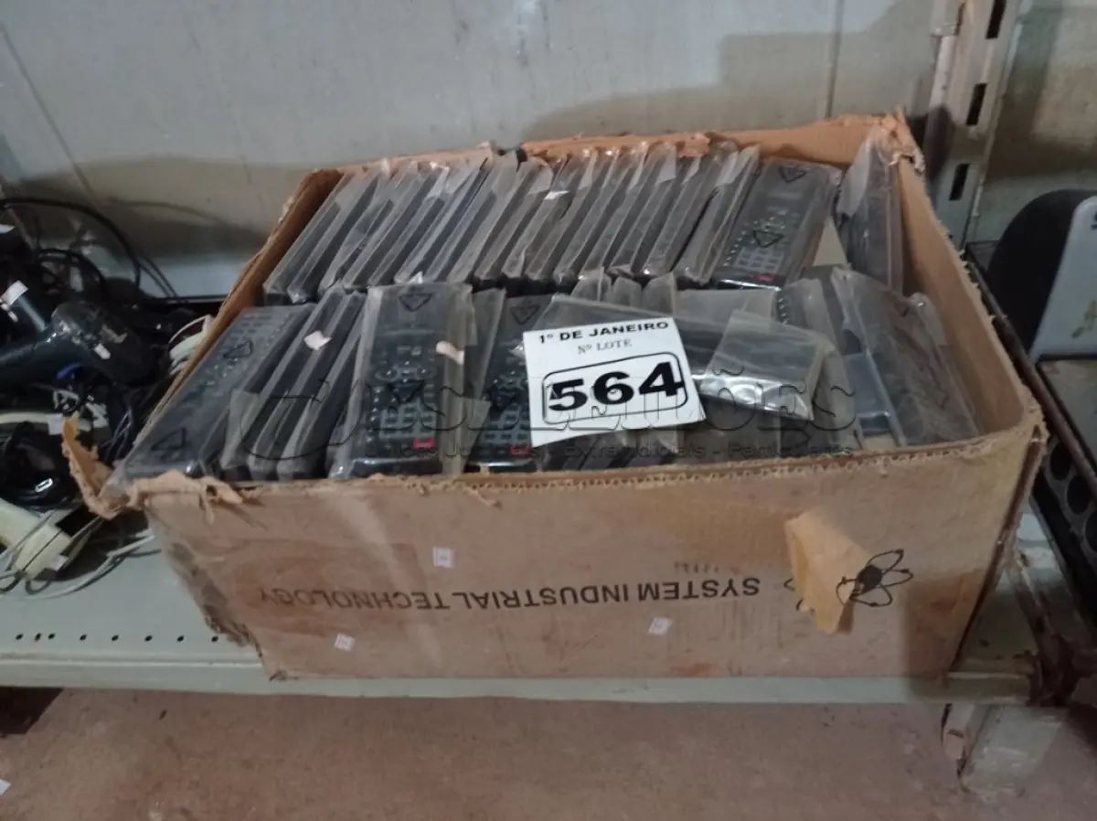 LOTE 564 - 01 LOTE COM VÁRIOS CONTROLES REMOTO. (NO ESTADO) ATENÇÃO! FAZER A VISITAÇÃO ANTES DE ARREMATAR, NÃO SABEMOS SE FUNCIONA. LEILÃO NÃO TEM GARANTIA E NEM DEVOLUÇÃO, SUJEITO A POSSÍVEIS AVARIAS VISÍVEIS/OCULTAS E/OU AUSÊNCIA DE COMPONENTES.