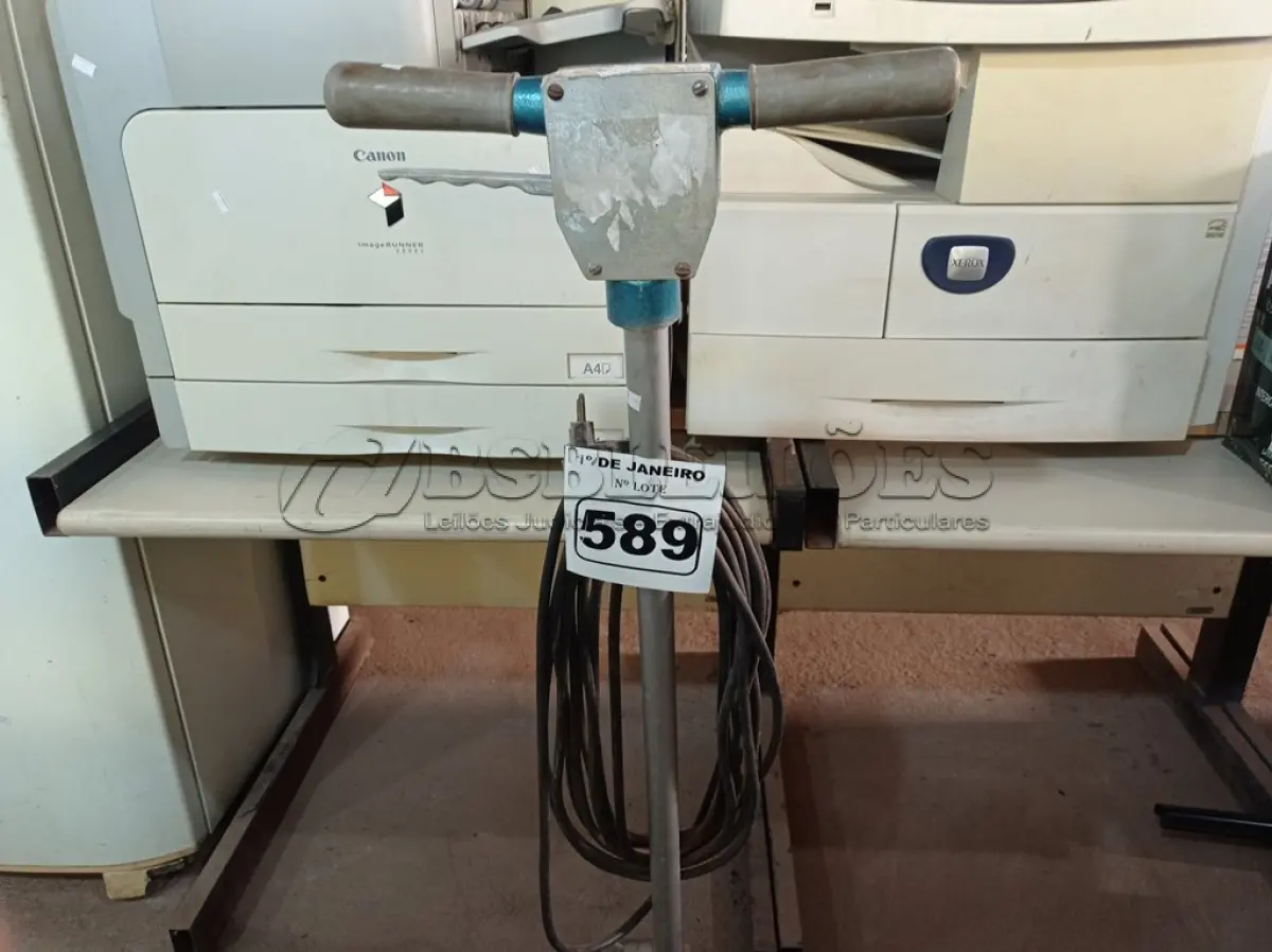LOTE 589 - 01 ENCERADEIRA INDUSTRIAL. (NO ESTADO) ATENÇÃO! FAZER A VISITAÇÃO ANTES DE ARREMATAR, NÃO SABEMOS SE FUNCIONA. LEILÃO NÃO TEM GARANTIA E NEM DEVOLUÇÃO, SUJEITO A POSSÍVEIS AVARIAS VISÍVEIS/OCULTAS E/OU AUSÊNCIA DE COMPONENTES.