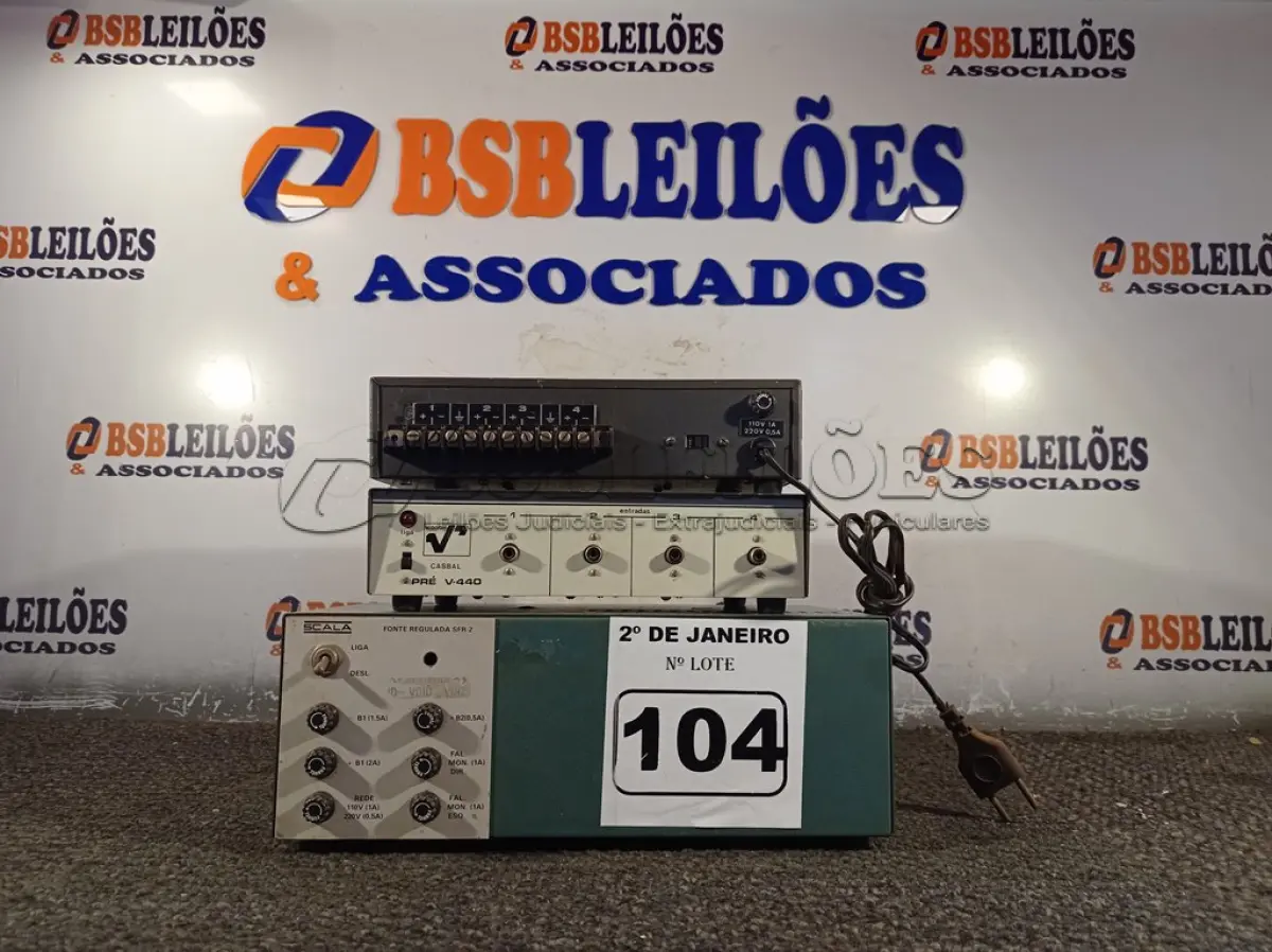 LOTE 104 - 01 FONTE REGULADA E 02 APARELHOS VIDISOM PRÉ V-440. (NO ESTADO) ATENÇÃO! FAZER A VISITAÇÃO ANTES DE ARREMATAR, NÃO SABEMOS SE FUNCIONA. LEILÃO NÃO TEM GARANTIA E NEM DEVOLUÇÃO, SUJEITO A POSSÍVEIS AVARIAS VISÍVEIS/OCULTAS E/OU AUSÊNCIA DE COMPONENTES.