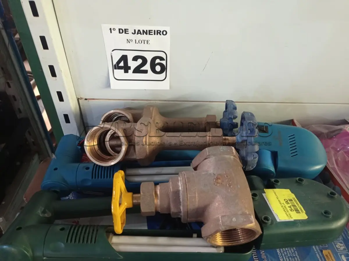 LOTE 426 - 04 LUMINÁRIAS DE MESA E 03 REGISTROS EM METAL. (NO ESTADO) ATENÇÃO! FAZER A VISITAÇÃO ANTES DE ARREMATAR, NÃO SABEMOS SE FUNCIONA. LEILÃO NÃO TEM GARANTIA E NEM DEVOLUÇÃO, SUJEITO A POSSÍVEIS AVARIAS VISÍVEIS/OCULTAS E/OU AUSÊNCIA DE COMPONENTES.