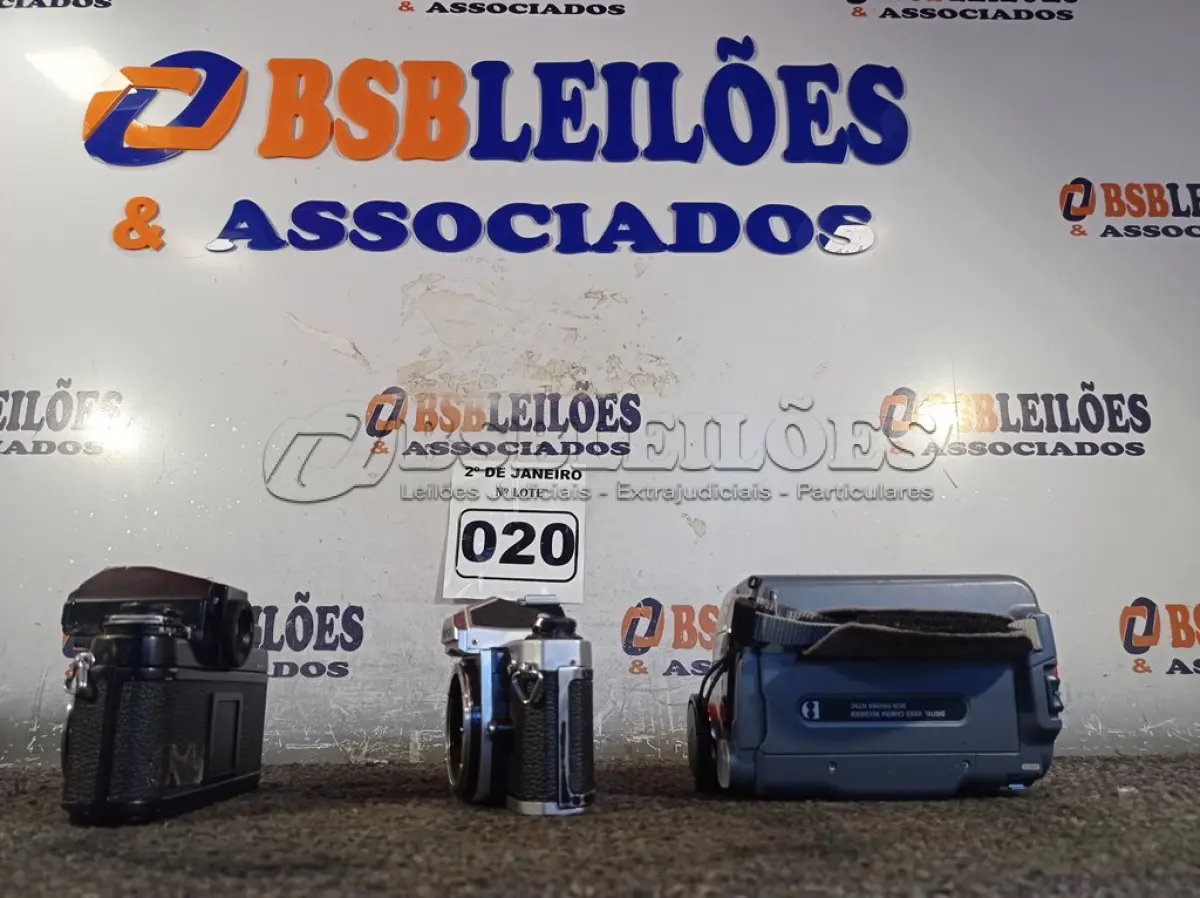 LOTE 020 - 01 CÂMERA FILMADORA E 02 CÂMERAS FOTOGRÁFICAS MARCA NIKON INCOMPLETAS. (NO ESTADO) ATENÇÃO! FAZER A VISITAÇÃO ANTES DE ARREMATAR, NÃO SABEMOS SE FUNCIONA. LEILÃO NÃO TEM GARANTIA E NEM DEVOLUÇÃO, SUJEITO A POSSÍVEIS AVARIAS VISÍVEIS/OCULTAS E/OU AUSÊNCIA DE COMPONENTES.
