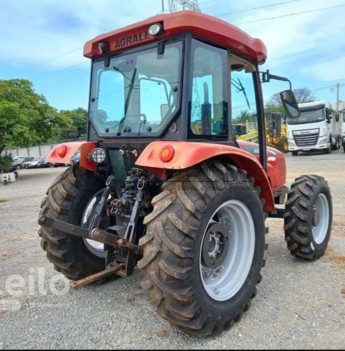 LOTE 563 - 01 TRATOR AGRALE 575 4X4, ANO 2016, AR CONDICIONADO GELANDO, PNEUS BONS, MOTOR MWM 4 CILINDROS, HORIMETRO 3.800 HORAS, FALTA VIDRO DAS 2 PORTAS (NO ESTADO) (RETIRADA EM GOIÂNIA)(AGENDAR VISTORIA EM GOIÂNIA¨. 61-08153-0503 JÚNIOR)