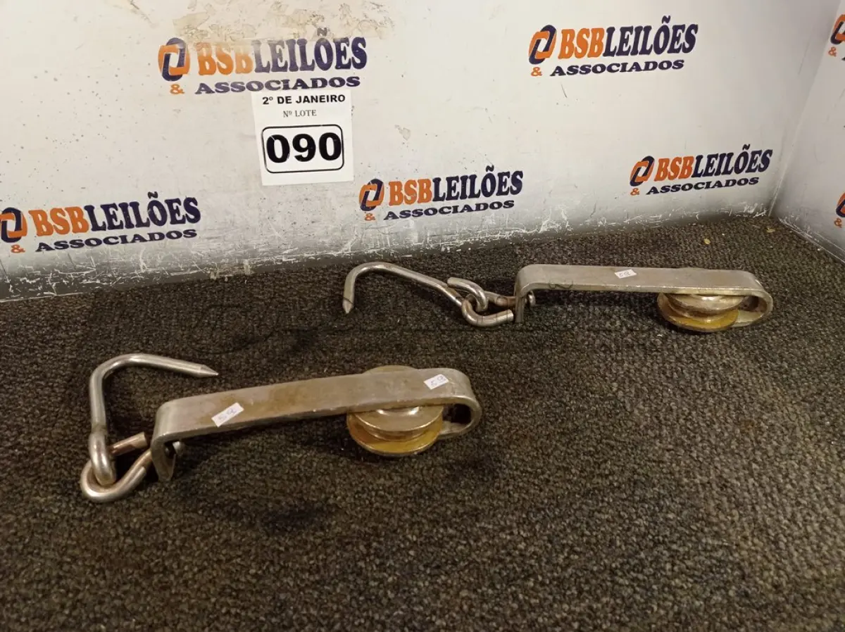 LOTE 090 - 02 SUPORTES DE AÇO PARA CARRETILHA.(NO ESTADO) ATENÇÃO! FAZER A VISITAÇÃO ANTES DE ARREMATAR, NÃO SABEMOS SE FUNCIONA. LEILÃO NÃO TEM GARANTIA E NEM DEVOLUÇÃO, SUJEITO A POSSÍVEIS AVARIAS VISÍVEIS/OCULTAS E/OU AUSÊNCIA DE COMPONENTES.