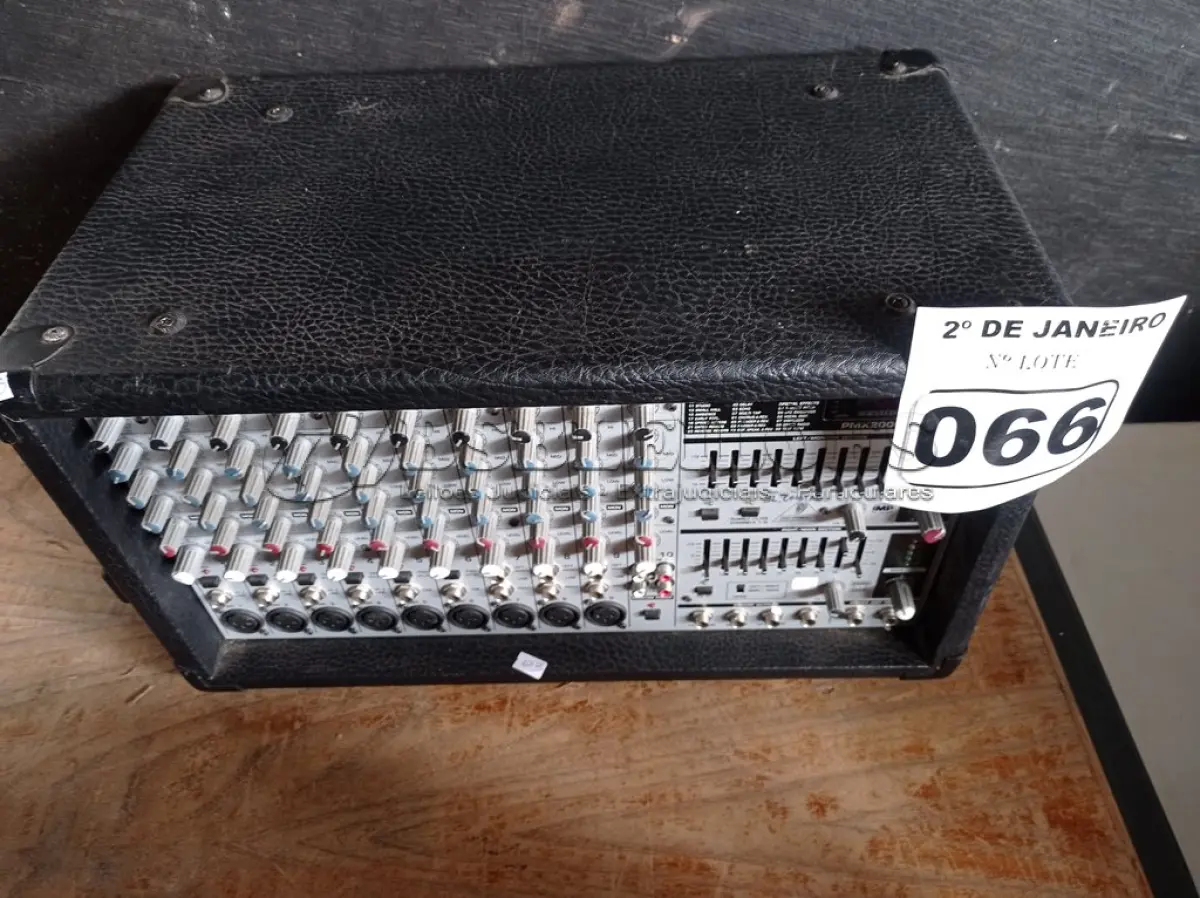 LOTE 066 - 01 MESA DE SOM MARCA EUROPOWER PMX2000. (NO ESTADO) ATENÇÃO! FAZER A VISITAÇÃO ANTES DE ARREMATAR, NÃO SABEMOS SE FUNCIONA. LEILÃO NÃO TEM GARANTIA E NEM DEVOLUÇÃO, SUJEITO A POSSÍVEIS AVARIAS VISÍVEIS/OCULTAS E/OU AUSÊNCIA DE COMPONENTES.
