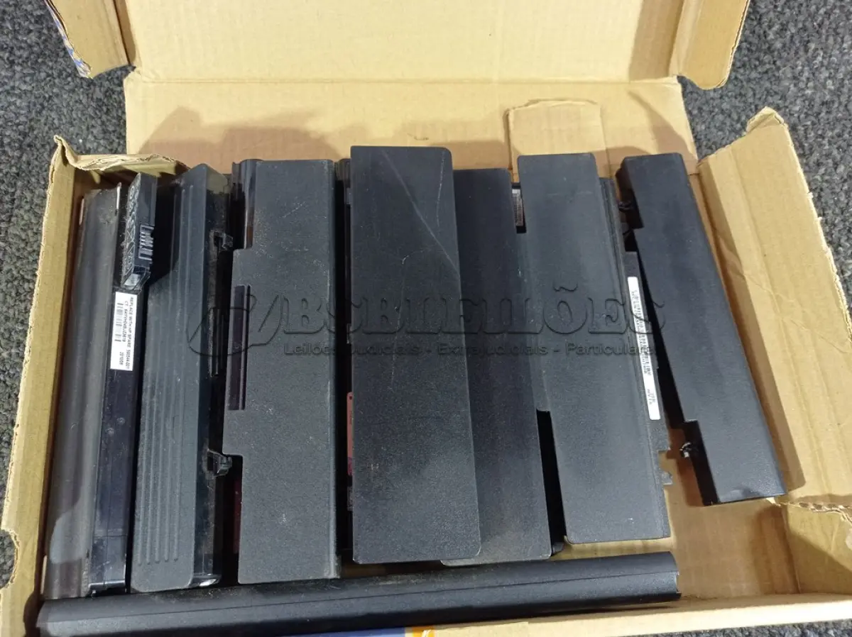 LOTE 058 - 01 CAIXA DE BATERIA P/ NOTEBOOK. (NO ESTADO) ATENÇÃO! FAZER A VISITAÇÃO ANTES DE ARREMATAR, NÃO SABEMOS SE FUNCIONA. LEILÃO NÃO TEM GARANTIA E NEM DEVOLUÇÃO, SUJEITO A POSSÍVEIS AVARIAS VISÍVEIS/OCULTAS E/OU AUSÊNCIA DE COMPONENTES.