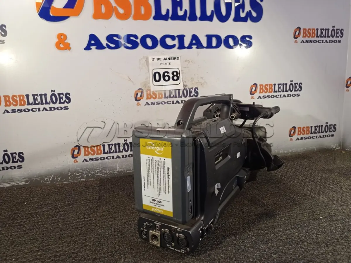 LOTE 068 - 01 CÂMERA FILMADORA PROFISSIONAL, MODELO:GY-DV5100 MARCA JVC. (NO ESTADO) ATENÇÃO! FAZER A VISITAÇÃO ANTES DE ARREMATAR, NÃO SABEMOS SE FUNCIONA. LEILÃO NÃO TEM GARANTIA E NEM DEVOLUÇÃO, SUJEITO A POSSÍVEIS AVARIAS VISÍVEIS/OCULTAS E/OU AUSÊNCIA DE COMPONENTES.