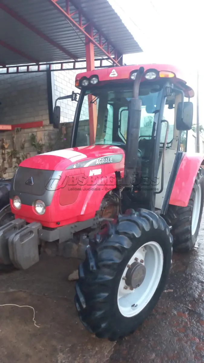 LOTE 563 - 01 TRATOR AGRALE 575 4X4, ANO 2016, AR CONDICIONADO GELANDO, PNEUS BONS, MOTOR MWM 4 CILINDROS, HORIMETRO 3.800 HORAS, FALTA VIDRO DAS 2 PORTAS (NO ESTADO) (RETIRADA EM GOIÂNIA)(AGENDAR VISTORIA EM GOIÂNIA¨. 61-08153-0503 JÚNIOR)