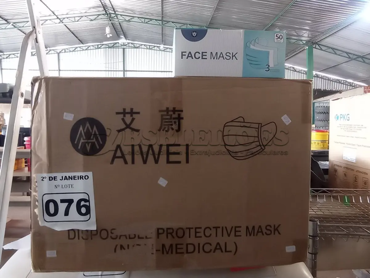 LOTE 076 - 01 CAIXA COM APROXIMADAMENTE 2.000 MASCARAS DESCARTÁVEIS VARIADAS . (NO ESTADO) ATENÇÃO! FAZER A VISITAÇÃO ANTES DE ARREMATAR, NÃO SABEMOS SE FUNCIONA. LEILÃO NÃO TEM GARANTIA E NEM DEVOLUÇÃO, SUJEITO A POSSÍVEIS AVARIAS VISÍVEIS/OCULTAS E/OU AUSÊNCIA DE COMPONENTES.
