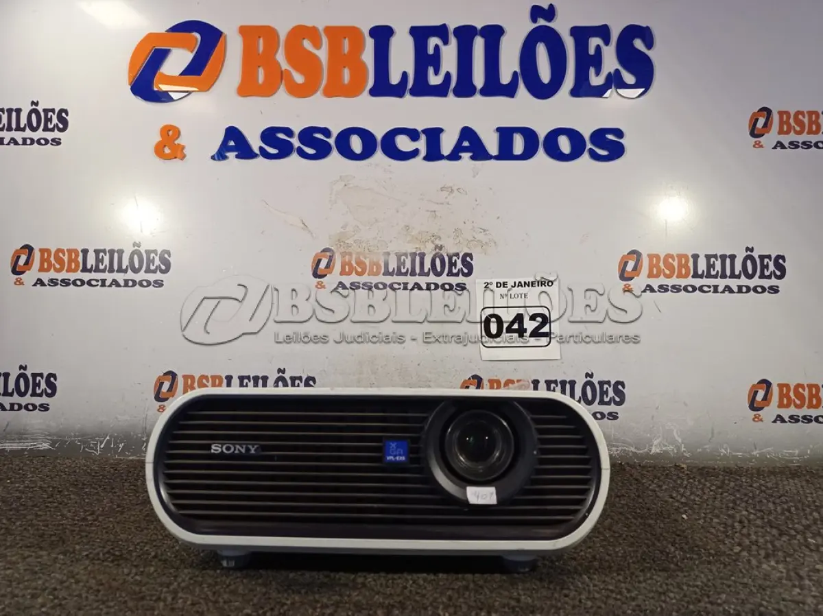 LOTE 042 - 01 PROJETOR MULTIMÍDIA MARCA SONY. (NO ESTADO) ATENÇÃO! FAZER A VISITAÇÃO ANTES DE ARREMATAR, NÃO SABEMOS SE FUNCIONA. LEILÃO NÃO TEM GARANTIA E NEM DEVOLUÇÃO, SUJEITO A POSSÍVEIS AVARIAS VISÍVEIS/OCULTAS E/OU AUSÊNCIA DE COMPONENTES.