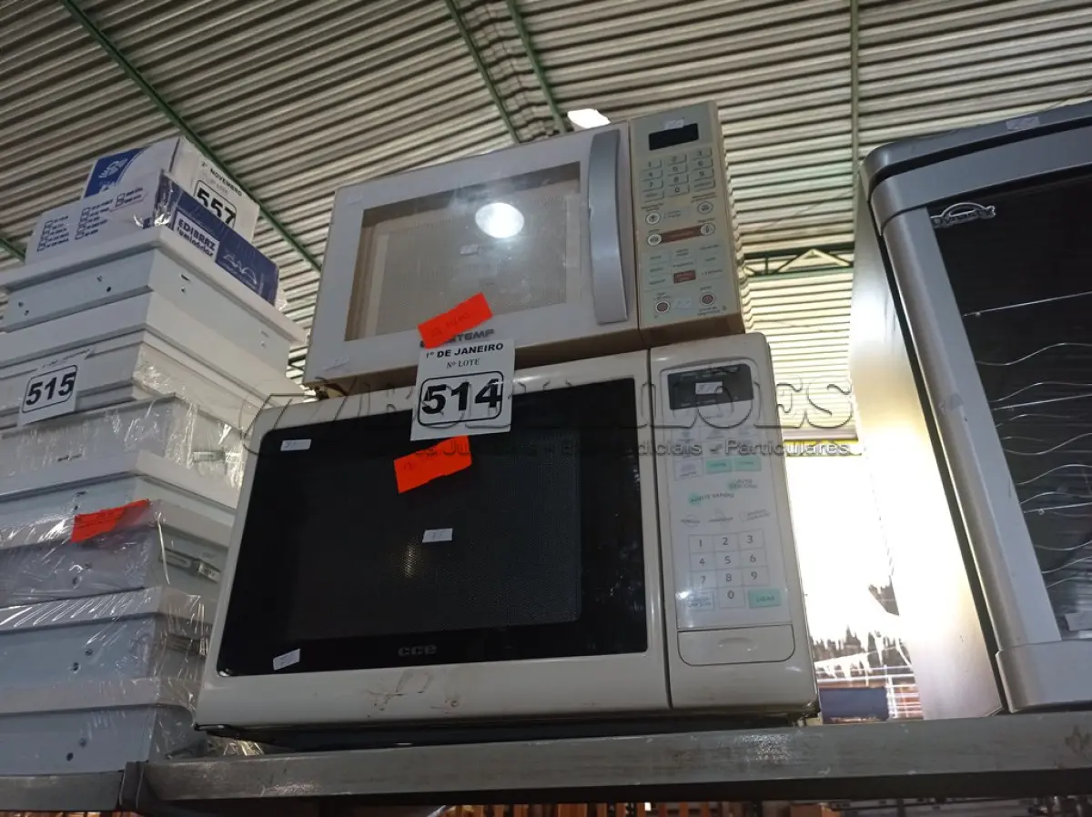 LOTE 514 - 02 MICRO-ONDAS MARCAS E MODELOS DIVERSOS. (NO ESTADO) ATENÇÃO! FAZER A VISITAÇÃO ANTES DE ARREMATAR, NÃO SABEMOS SE FUNCIONA. LEILÃO NÃO TEM GARANTIA E NEM DEVOLUÇÃO, SUJEITO A POSSÍVEIS AVARIAS VISÍVEIS/OCULTAS E/OU AUSÊNCIA DE COMPONENTES.