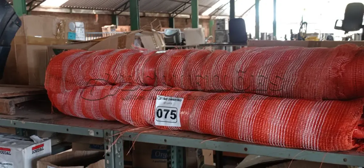 LOTE 075 - 01 LOTE COM TELAS DE PROTEÇÃO PARA OBRA. (NO ESTADO) ATENÇÃO! FAZER A VISITAÇÃO ANTES DE ARREMATAR, NÃO SABEMOS SE FUNCIONA. LEILÃO NÃO TEM GARANTIA E NEM DEVOLUÇÃO, SUJEITO A POSSÍVEIS AVARIAS VISÍVEIS/OCULTAS E/OU AUSÊNCIA DE COMPONENTES.