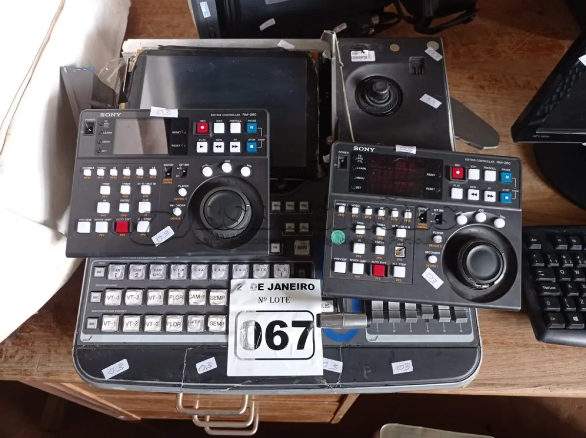 LOTE 067 - 03 CONTROLADORES DE CÂMERAS. (NO ESTADO) ATENÇÃO! FAZER A VISITAÇÃO ANTES DE ARREMATAR, NÃO SABEMOS SE FUNCIONA. LEILÃO NÃO TEM GARANTIA E NEM DEVOLUÇÃO, SUJEITO A POSSÍVEIS AVARIAS VISÍVEIS/OCULTAS E/OU AUSÊNCIA DE COMPONENTES.