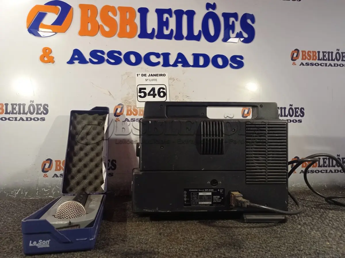 LOTE 546 - 01 PROJETOR E 01 MICROFONE. (NO ESTADO) ATENÇÃO! FAZER A VISITAÇÃO ANTES DE ARREMATAR, NÃO SABEMOS SE FUNCIONA. LEILÃO NÃO TEM GARANTIA E NEM DEVOLUÇÃO, SUJEITO A POSSÍVEIS AVARIAS VISÍVEIS/OCULTAS E/OU AUSÊNCIA DE COMPONENTES.