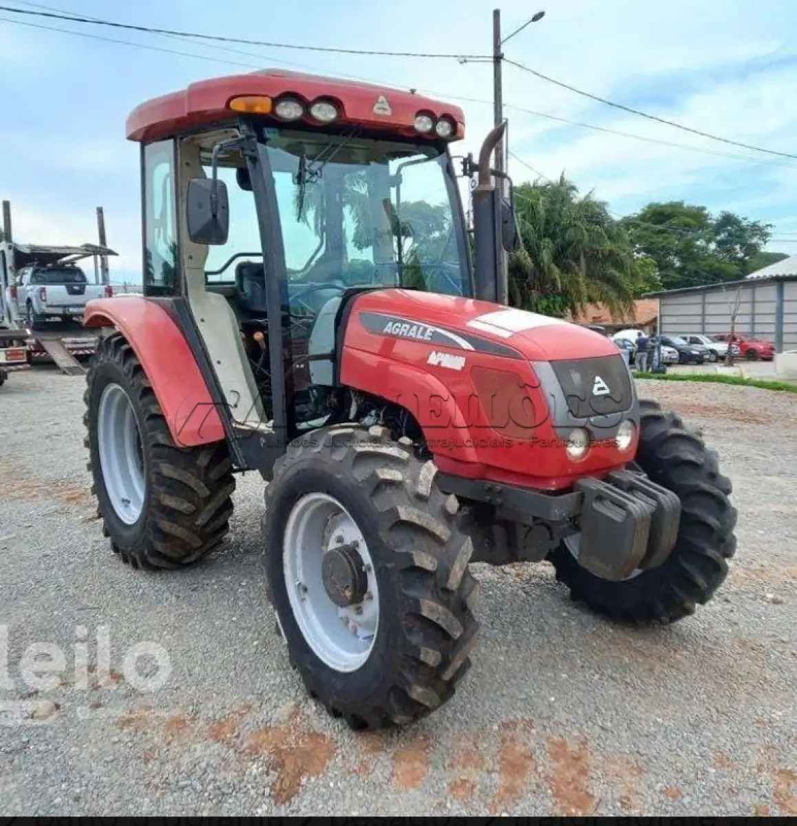 LOTE 563 - 01 TRATOR AGRALE 575 4X4, ANO 2016, AR CONDICIONADO GELANDO, PNEUS BONS, MOTOR MWM 4 CILINDROS, HORIMETRO 3.800 HORAS, FALTA VIDRO DAS 2 PORTAS (NO ESTADO) (RETIRADA EM GOIÂNIA)(AGENDAR VISTORIA EM GOIÂNIA¨. 61-08153-0503 JÚNIOR)