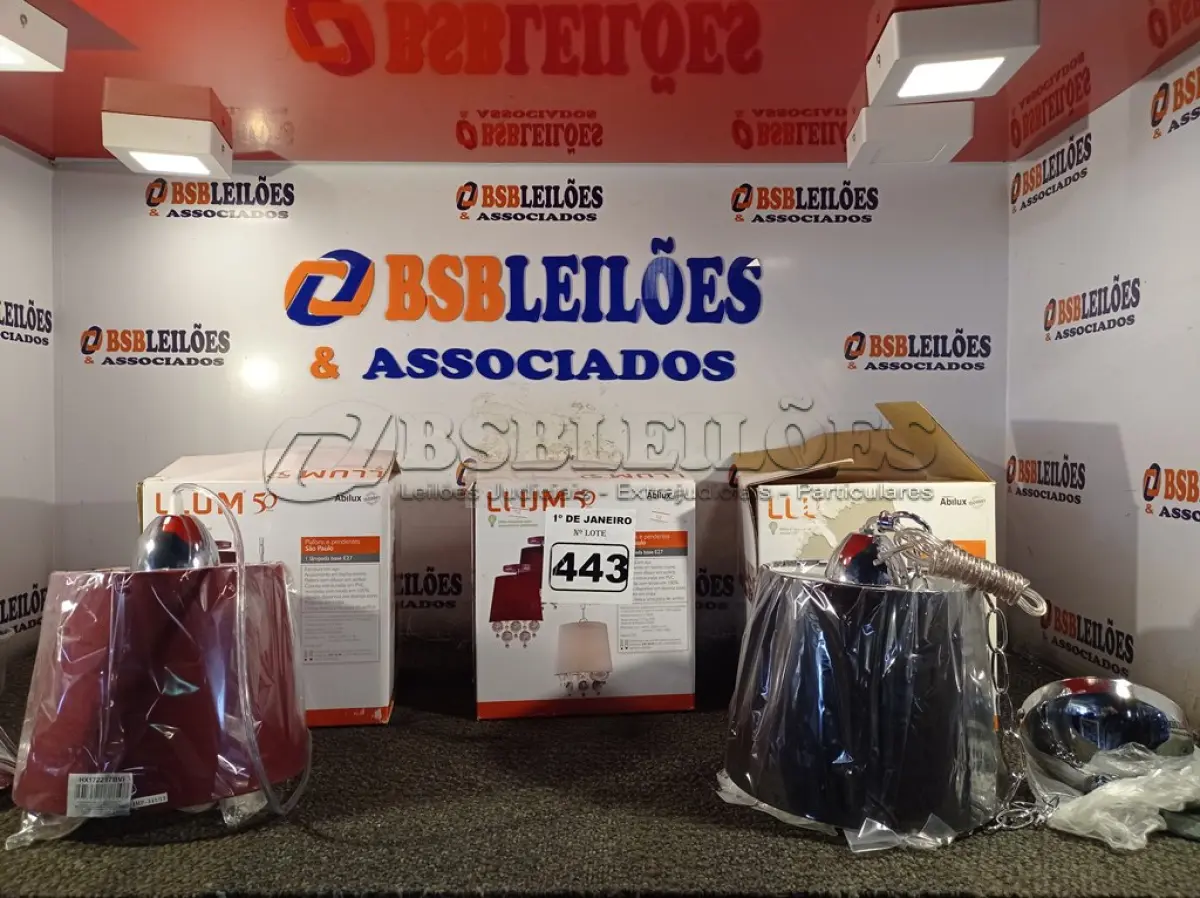 LOTE 443 - 03 LUMINÁRIAS PENDENTE SÃO PAULO. (NO ESTADO) ATENÇÃO! FAZER A VISITAÇÃO ANTES DE ARREMATAR, NÃO SABEMOS SE FUNCIONA. LEILÃO NÃO TEM GARANTIA E NEM DEVOLUÇÃO, SUJEITO A POSSÍVEIS AVARIAS VISÍVEIS/OCULTAS E/OU AUSÊNCIA DE COMPONENTES.