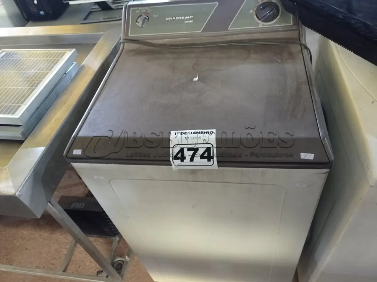LOTE 474 - 01 MÁQUINA DE LAVAR ROUPAS MARCA BRASTEMP. (NO ESTADO) ATENÇÃO! FAZER A VISITAÇÃO ANTES DE ARREMATAR, NÃO SABEMOS SE FUNCIONA. LEILÃO NÃO TEM GARANTIA E NEM DEVOLUÇÃO, SUJEITO A POSSÍVEIS AVARIAS VISÍVEIS/OCULTAS E/OU AUSÊNCIA DE COMPONENTES.