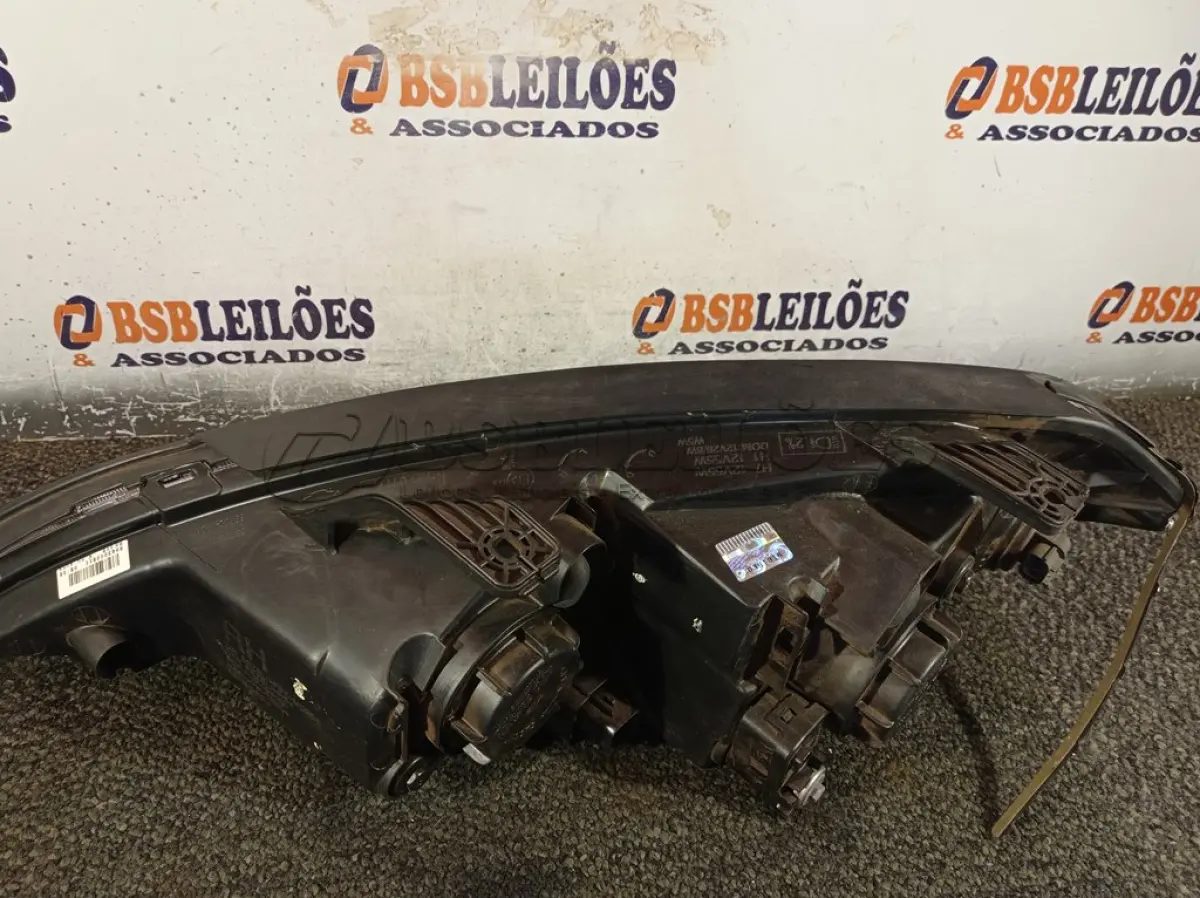 LOTE 139 - 01 FAROL AUTOMOTIVO. (NO ESTADO) ATENÇÃO! FAZER A VISITAÇÃO ANTES DE ARREMATAR, NÃO SABEMOS SE FUNCIONA. LEILÃO NÃO TEM GARANTIA E NEM DEVOLUÇÃO, SUJEITO A POSSÍVEIS AVARIAS VISÍVEIS/OCULTAS E/OU AUSÊNCIA DE COMPONENTES.
