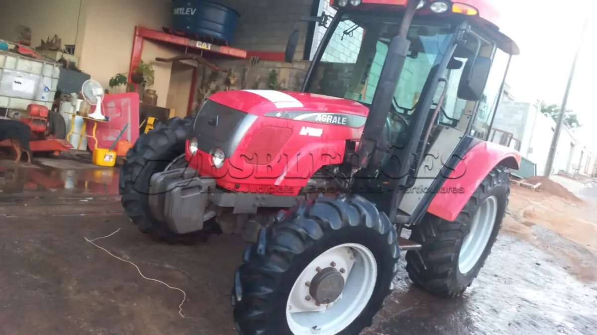 LOTE 563 - 01 TRATOR AGRALE 575 4X4, ANO 2016, AR CONDICIONADO GELANDO, PNEUS BONS, MOTOR MWM 4 CILINDROS, HORIMETRO 3.800 HORAS, FALTA VIDRO DAS 2 PORTAS (NO ESTADO) (RETIRADA EM GOIÂNIA)(AGENDAR VISTORIA EM GOIÂNIA¨. 61-08153-0503 JÚNIOR)