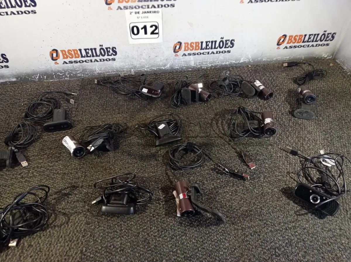 LOTE 012 - 01 LOTE COM 13 MINE CÂMERAS DIVERSAS. (NO ESTADO) ATENÇÃO! FAZER A VISITAÇÃO ANTES DE ARREMATAR, NÃO SABEMOS SE FUNCIONA. LEILÃO NÃO TEM GARANTIA E NEM DEVOLUÇÃO, SUJEITO A POSSÍVEIS AVARIAS VISÍVEIS/OCULTAS E/OU AUSÊNCIA DE COMPONENTES.