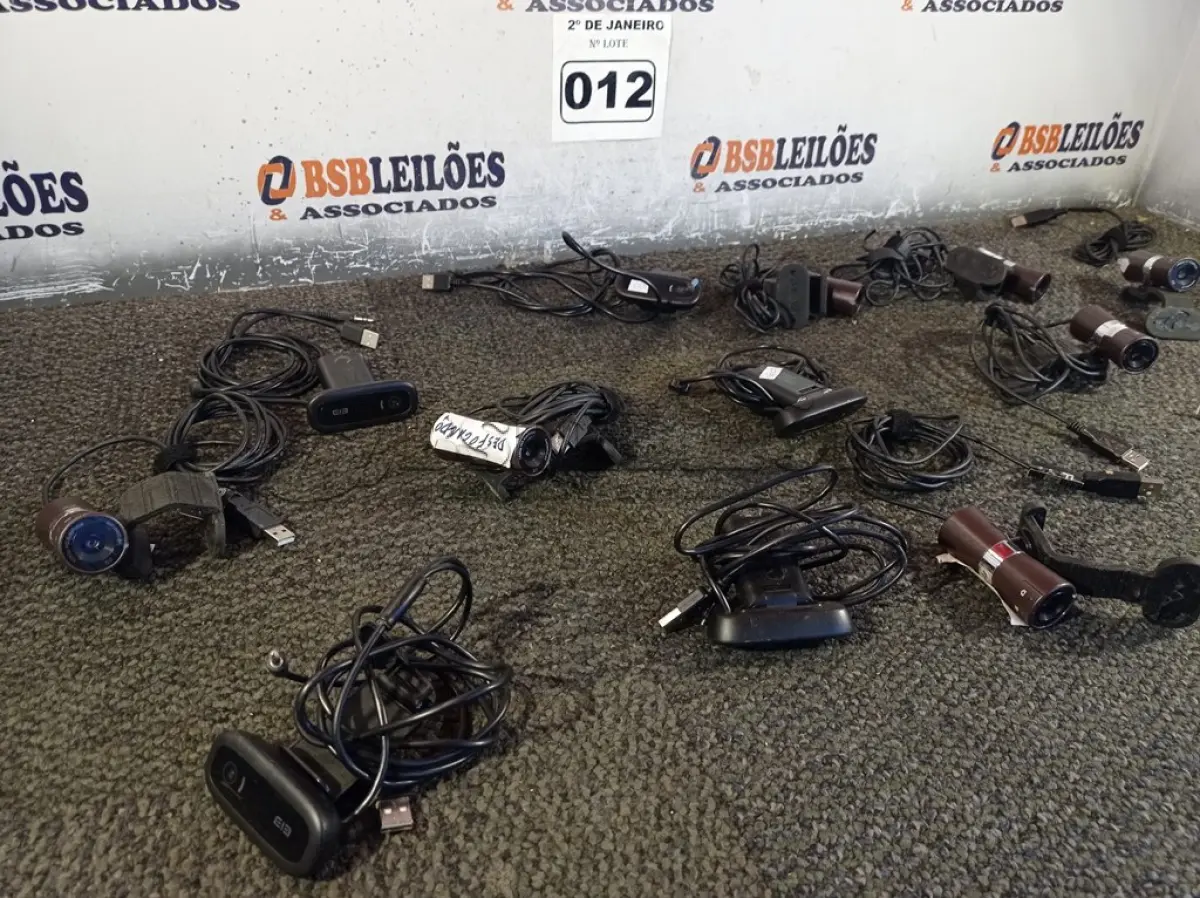 LOTE 012 - 01 LOTE COM 13 MINE CÂMERAS DIVERSAS. (NO ESTADO) ATENÇÃO! FAZER A VISITAÇÃO ANTES DE ARREMATAR, NÃO SABEMOS SE FUNCIONA. LEILÃO NÃO TEM GARANTIA E NEM DEVOLUÇÃO, SUJEITO A POSSÍVEIS AVARIAS VISÍVEIS/OCULTAS E/OU AUSÊNCIA DE COMPONENTES.