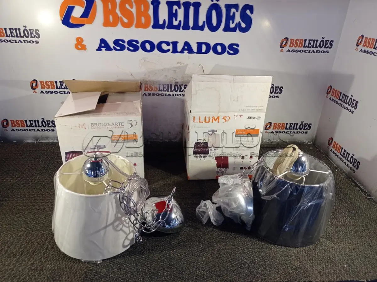LOTE 137 - 02 LUMINÁRIAS PENDENTE SÃO PAULO. (NO ESTADO) ATENÇÃO! FAZER A VISITAÇÃO ANTES DE ARREMATAR, NÃO SABEMOS SE FUNCIONA. LEILÃO NÃO TEM GARANTIA E NEM DEVOLUÇÃO, SUJEITO A POSSÍVEIS AVARIAS VISÍVEIS/OCULTAS E/OU AUSÊNCIA DE COMPONENTES.