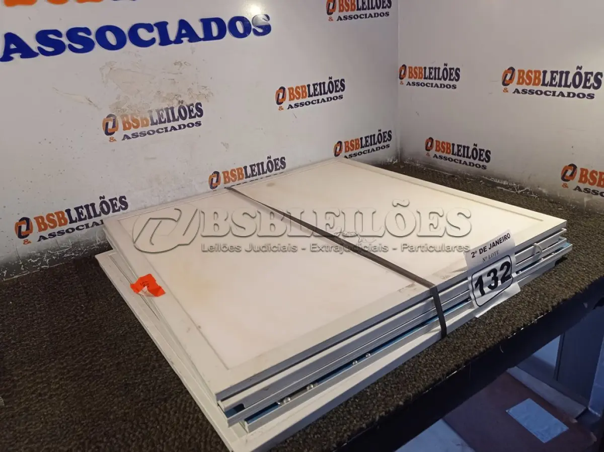 LOTE 132 - 05 PAINÉIS DE LED. (NO ESTADO) ATENÇÃO! FAZER A VISITAÇÃO ANTES DE ARREMATAR, NÃO SABEMOS SE FUNCIONA. LEILÃO NÃO TEM GARANTIA E NEM DEVOLUÇÃO, SUJEITO A POSSÍVEIS AVARIAS VISÍVEIS/OCULTAS E/OU AUSÊNCIA DE COMPONENTES.