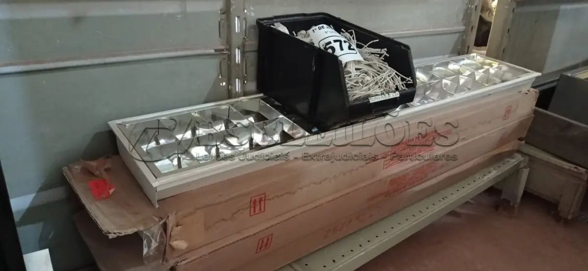 LOTE 572 - 01 LOTE COM GRANDE QUANTIDADE DE SOQUETES PARA LÂMPADAS DICROICA E 04 LUMINÁRIAS DE EMBUTIR. (NO ESTADO) ATENÇÃO! FAZER A VISITAÇÃO ANTES DE ARREMATAR, NÃO SABEMOS SE FUNCIONA. LEILÃO NÃO TEM GARANTIA E NEM DEVOLUÇÃO, SUJEITO A POSSÍVEIS AVARIAS VISÍVEIS/OCULTAS E/OU AUSÊNCIA DE COMPONENTES.