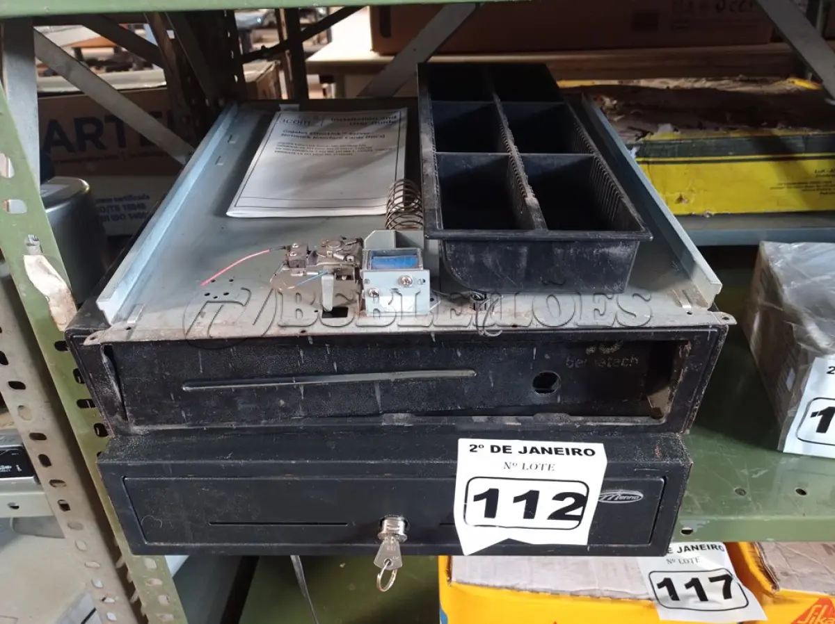 LOTE 112 - 02 SUCATAS DE CAIXA REGISTRADORA.(NO ESTADO) ATENÇÃO! FAZER A VISITAÇÃO ANTES DE ARREMATAR, NÃO SABEMOS SE FUNCIONA. LEILÃO NÃO TEM GARANTIA E NEM DEVOLUÇÃO, SUJEITO A POSSÍVEIS AVARIAS VISÍVEIS/OCULTAS E/OU AUSÊNCIA DE COMPONENTES.