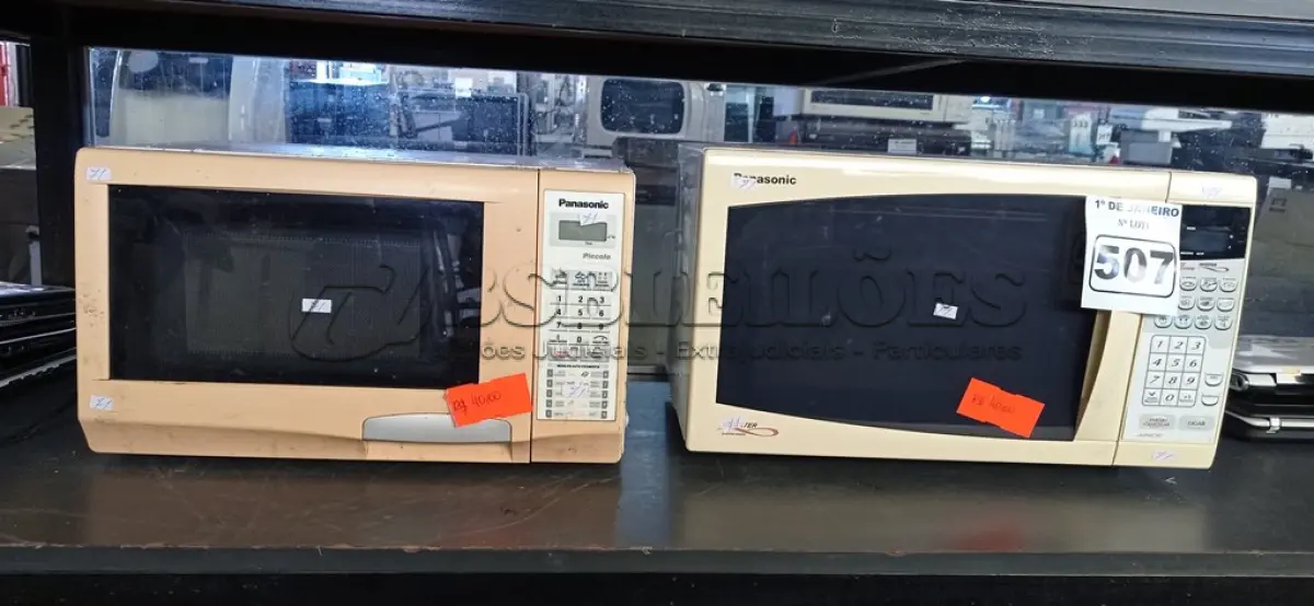 LOTE 507 - 02 MICRO-ONDAS MARCAS E MODELOS DIVERSOS. (NO ESTADO) ATENÇÃO! FAZER A VISITAÇÃO ANTES DE ARREMATAR, NÃO SABEMOS SE FUNCIONA. LEILÃO NÃO TEM GARANTIA E NEM DEVOLUÇÃO, SUJEITO A POSSÍVEIS AVARIAS VISÍVEIS/OCULTAS E/OU AUSÊNCIA DE COMPONENTES.