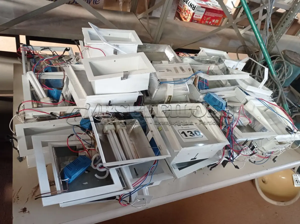 LOTE 130 - 01 LOTE COM VÁRIAS LUMINÁRIAS DE EMBUTIR INCOMPLETAS.(NO ESTADO) ATENÇÃO! FAZER A VISITAÇÃO ANTES DE ARREMATAR, NÃO SABEMOS SE FUNCIONA. LEILÃO NÃO TEM GARANTIA E NEM DEVOLUÇÃO, SUJEITO A POSSÍVEIS AVARIAS VISÍVEIS/OCULTAS E/OU AUSÊNCIA DE COMPONENTES.