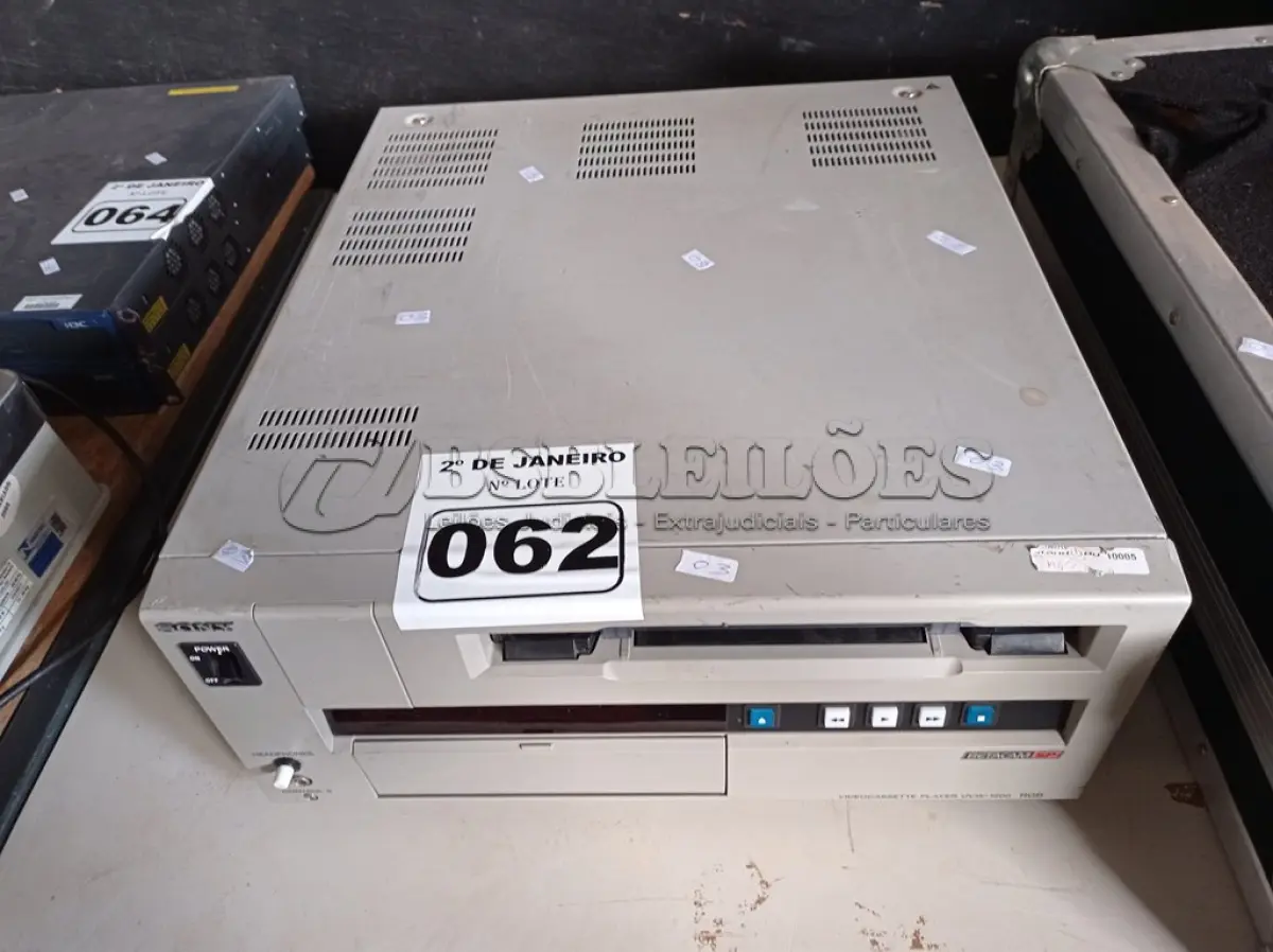 LOTE 062 - 01 VÍDEO CASSETE, MODELO:UVW-1200 RGB MARCA SONY. (NO ESTADO) ATENÇÃO! FAZER A VISITAÇÃO ANTES DE ARREMATAR, NÃO SABEMOS SE FUNCIONA. LEILÃO NÃO TEM GARANTIA E NEM DEVOLUÇÃO, SUJEITO A POSSÍVEIS AVARIAS VISÍVEIS/OCULTAS E/OU AUSÊNCIA DE COMPONENTES.