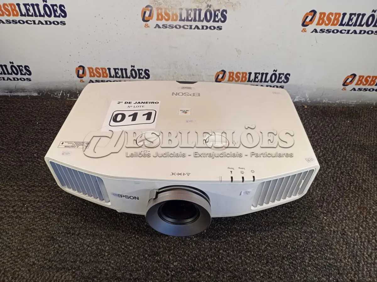 LOTE 011 - 01 PROJETOR MARCA EPSON. (NO ESTADO) ATENÇÃO! FAZER A VISITAÇÃO ANTES DE ARREMATAR, NÃO SABEMOS SE FUNCIONA. LEILÃO NÃO TEM GARANTIA E NEM DEVOLUÇÃO, SUJEITO A POSSÍVEIS AVARIAS VISÍVEIS/OCULTAS E/OU AUSÊNCIA DE COMPONENTES.