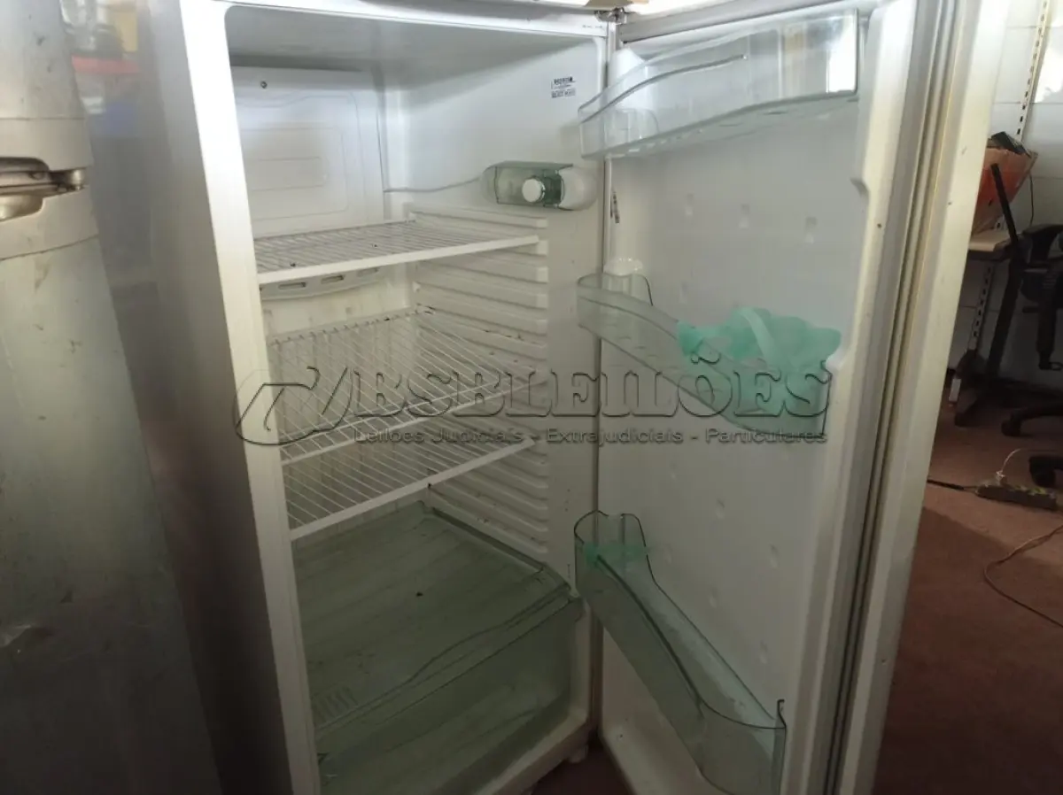 LOTE 437 - 01 GELADEIRA MARCA CÔNSUL 220V. (NO ESTADO) ATENÇÃO! FAZER A VISITAÇÃO ANTES DE ARREMATAR, NÃO SABEMOS SE FUNCIONA. LEILÃO NÃO TEM GARANTIA E NEM DEVOLUÇÃO, SUJEITO A POSSÍVEIS AVARIAS VISÍVEIS/OCULTAS E/OU AUSÊNCIA DE COMPONENTES.