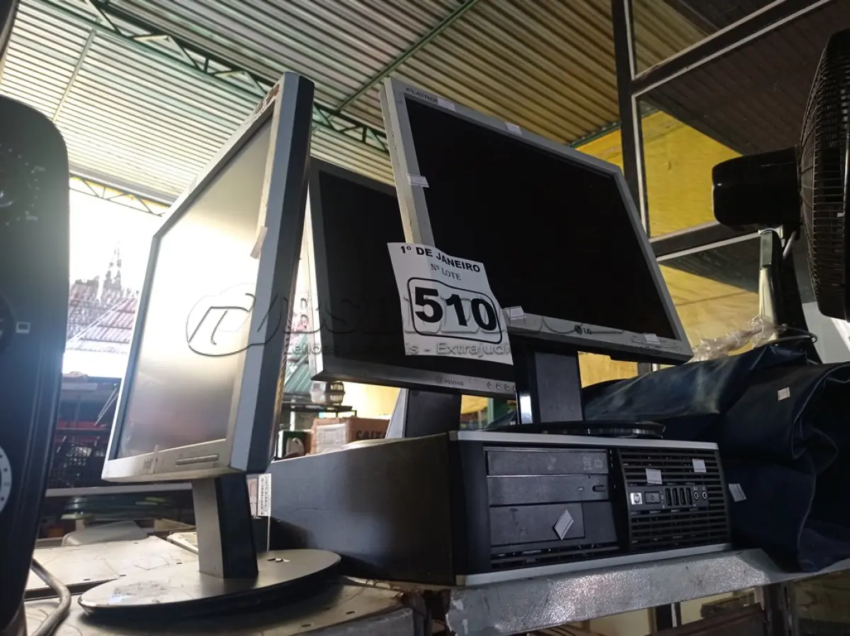 LOTE 510 - 01 CPU E 03 MONITORES MARCAS E MODELOS DIVERSOS. (NO ESTADO) ATENÇÃO! FAZER A VISITAÇÃO ANTES DE ARREMATAR, NÃO SABEMOS SE FUNCIONA. LEILÃO NÃO TEM GARANTIA E NEM DEVOLUÇÃO, SUJEITO A POSSÍVEIS AVARIAS VISÍVEIS/OCULTAS E/OU AUSÊNCIA DE COMPONENTES.
