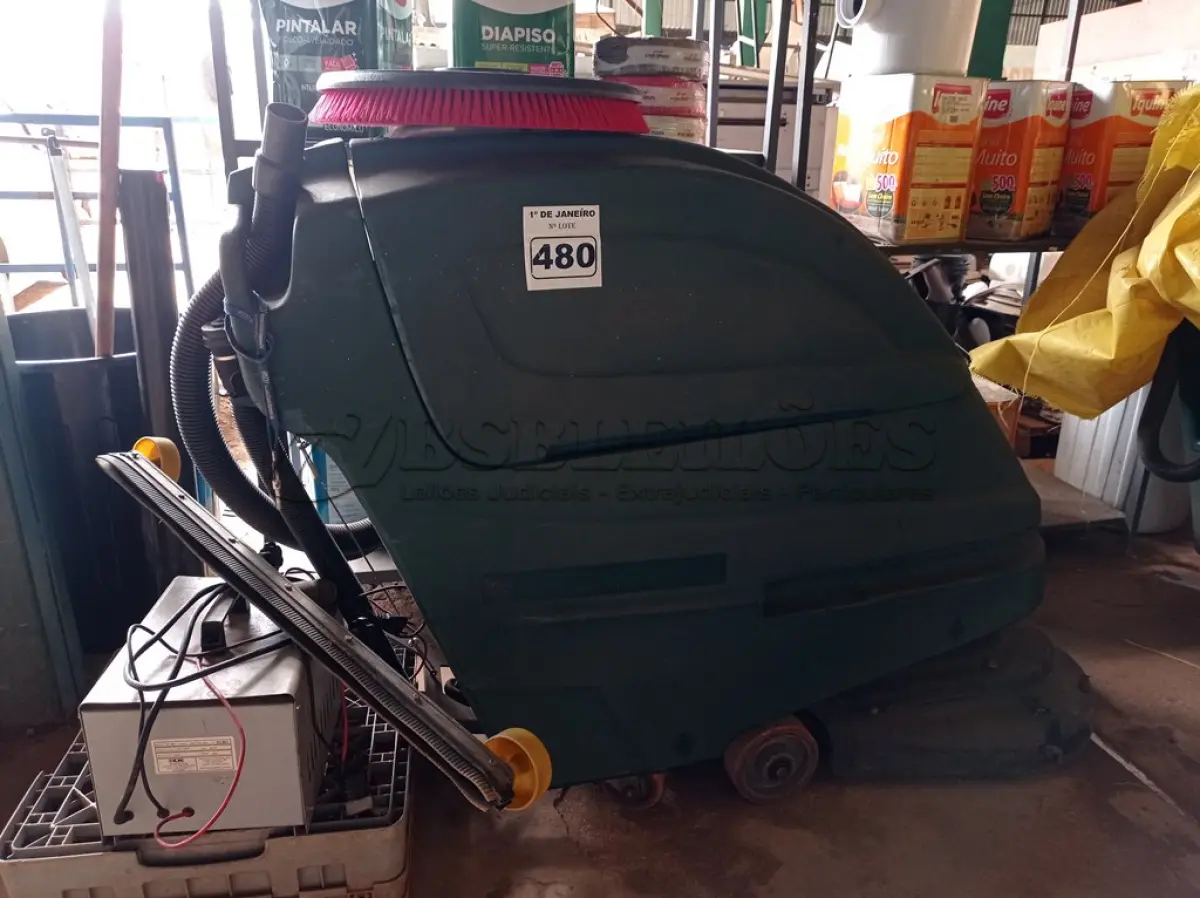 LOTE 480 - 01 LAVADORA DE PISOS INDUSTRIAL COM BATERIAS E CARREGADOR. (NO ESTADO) ATENÇÃO! FAZER A VISITAÇÃO ANTES DE ARREMATAR, NÃO SABEMOS SE FUNCIONA. LEILÃO NÃO TEM GARANTIA E NEM DEVOLUÇÃO, SUJEITO A POSSÍVEIS AVARIAS VISÍVEIS/OCULTAS E/OU AUSÊNCIA DE COMPONENTES.