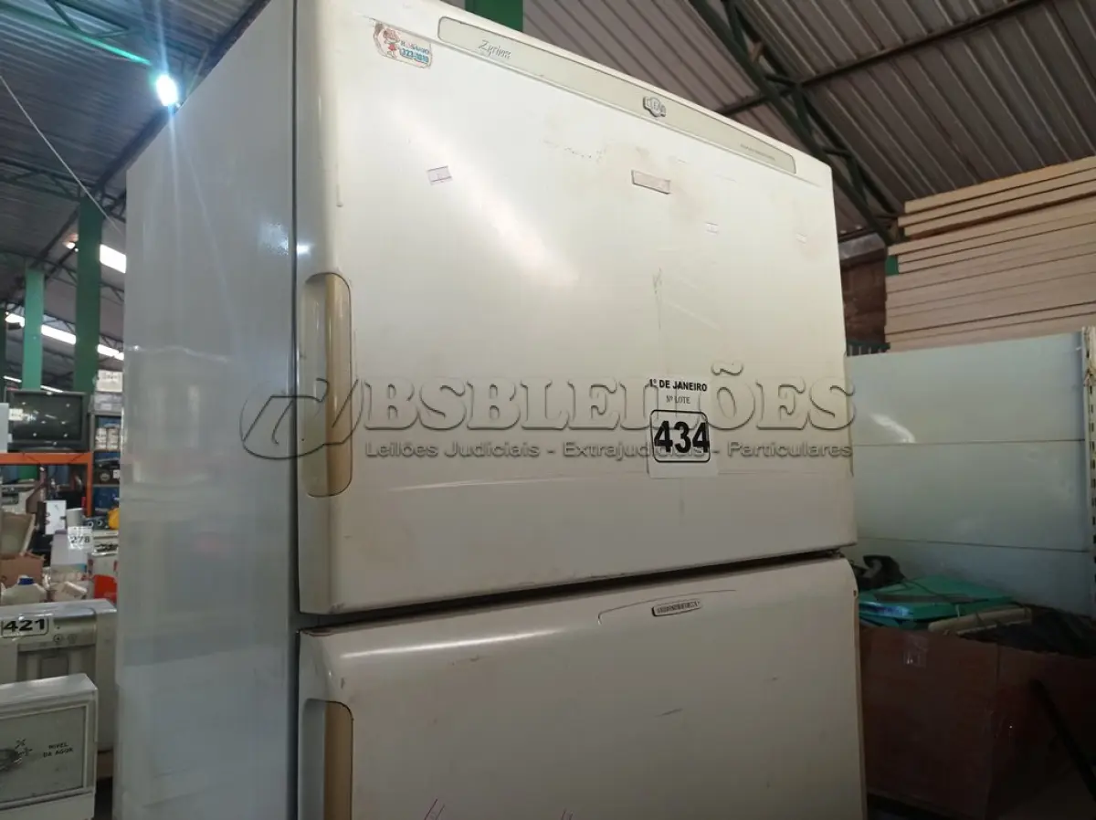 LOTE 434 - 01 GELADEIRA MARCA BRASTEMP 220V. (NO ESTADO) ATENÇÃO! FAZER A VISITAÇÃO ANTES DE ARREMATAR, NÃO SABEMOS SE FUNCIONA. LEILÃO NÃO TEM GARANTIA E NEM DEVOLUÇÃO, SUJEITO A POSSÍVEIS AVARIAS VISÍVEIS/OCULTAS E/OU AUSÊNCIA DE COMPONENTES.