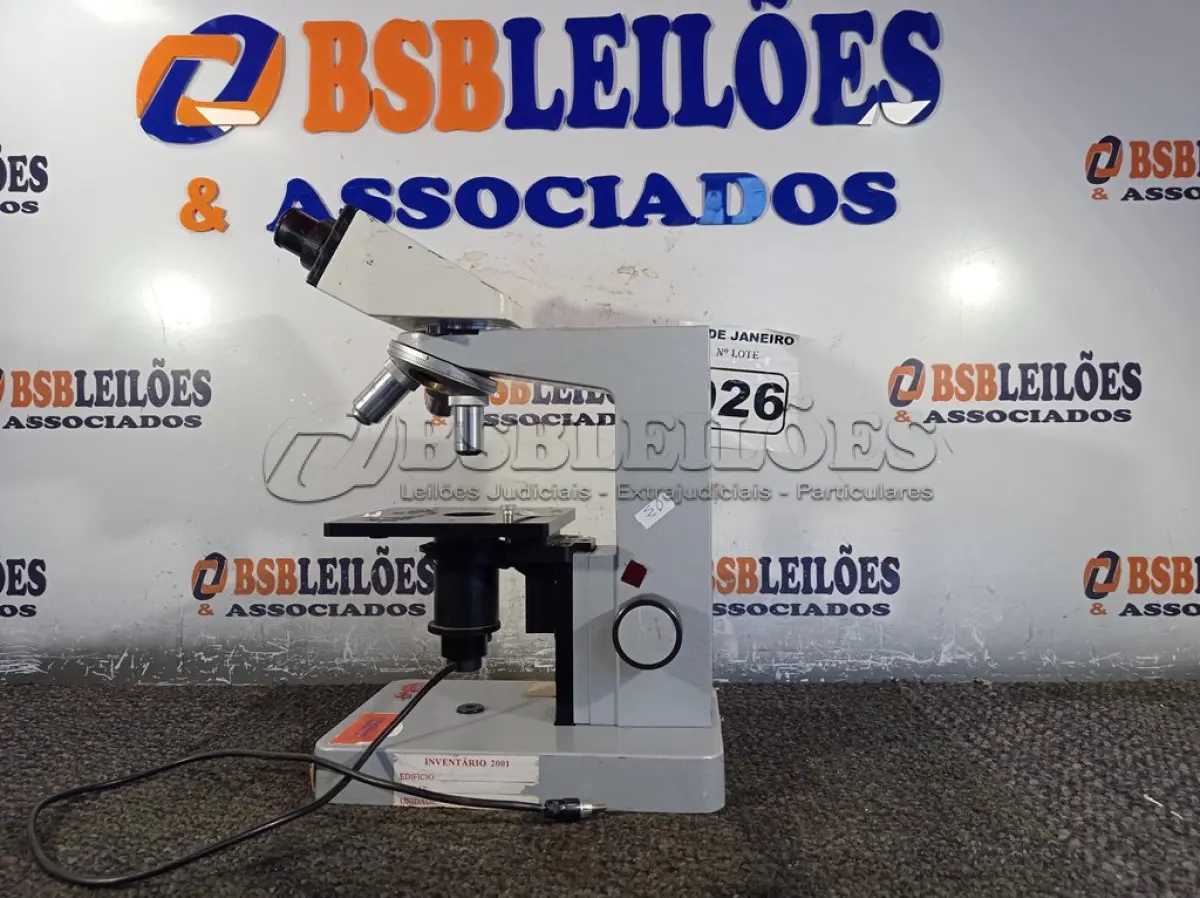 LOTE 026 - 01 MICROSCÓPIO INCOMPLETO LEITZ MARCA GERMANY HM-LUX. (NO ESTADO) ATENÇÃO! FAZER A VISITAÇÃO ANTES DE ARREMATAR, NÃO SABEMOS SE FUNCIONA. LEILÃO NÃO TEM GARANTIA E NEM DEVOLUÇÃO, SUJEITO A POSSÍVEIS AVARIAS VISÍVEIS/OCULTAS E/OU AUSÊNCIA DE COMPONENTES.