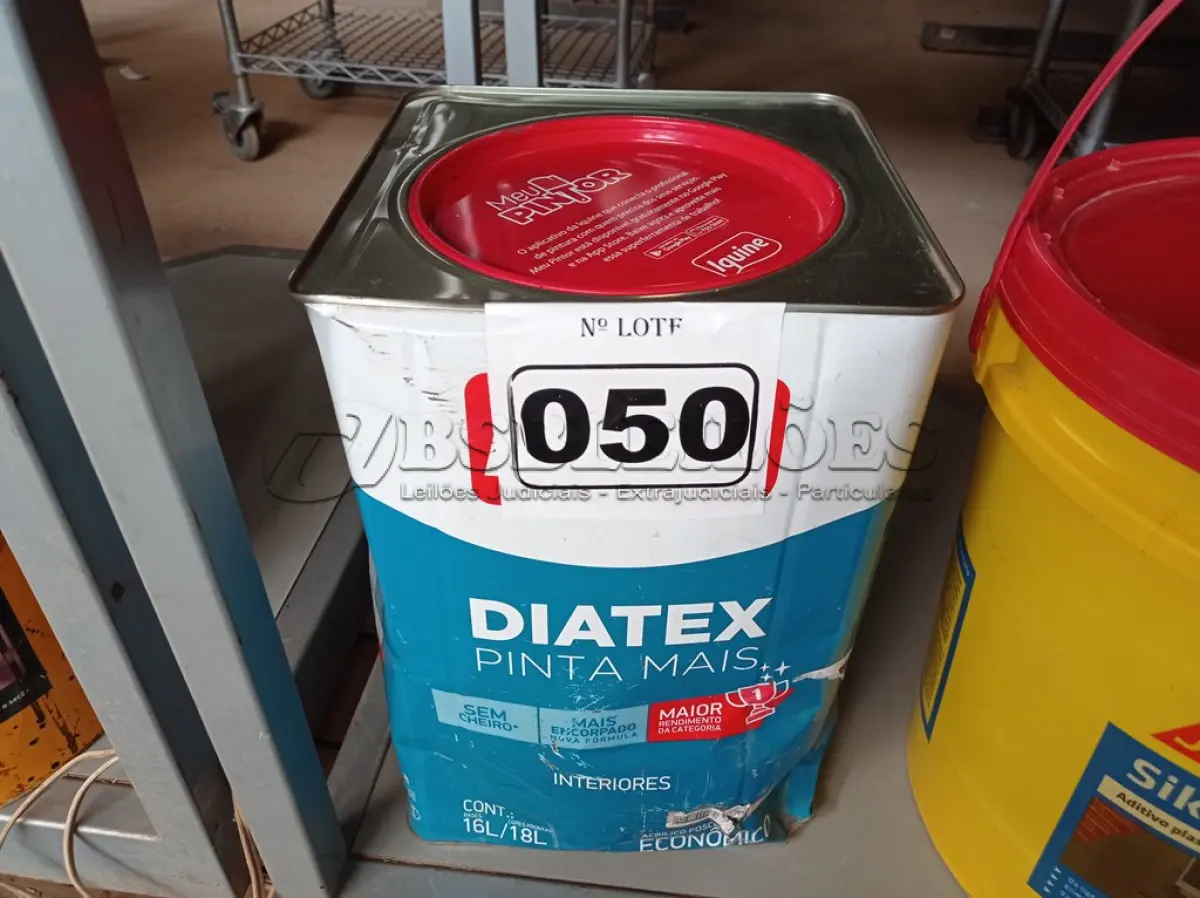 LOTE 050 - 01 LATA DE TINTA INTERIORES DIATEX PINTA MAIS DE 18 LITROS. (NO ESTADO) ATENÇÃO! FAZER A VISITAÇÃO ANTES DE ARREMATAR, NÃO SABEMOS SE FUNCIONA. LEILÃO NÃO TEM GARANTIA E NEM DEVOLUÇÃO, SUJEITO A POSSÍVEIS AVARIAS VISÍVEIS/OCULTAS E/OU AUSÊNCIA DE COMPONENTES.