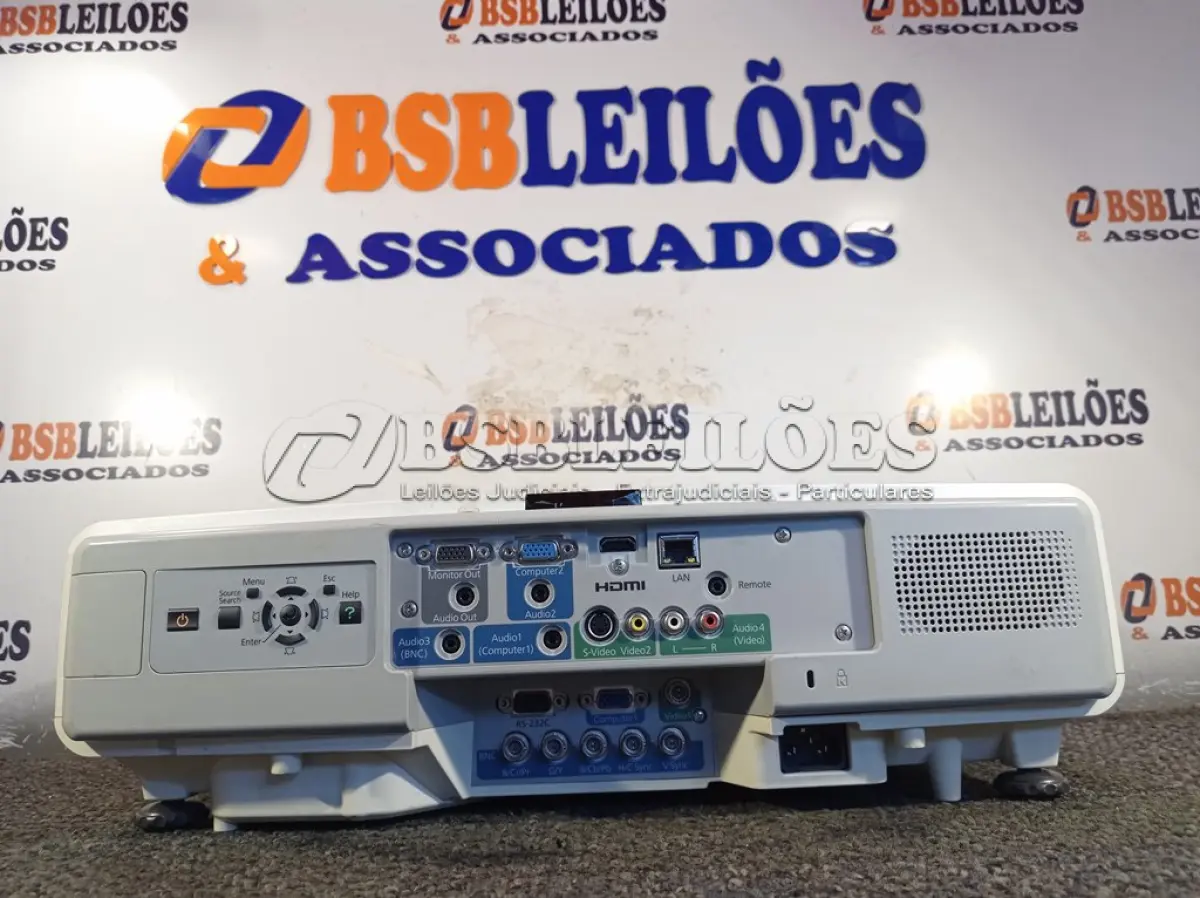 LOTE 011 - 01 PROJETOR MARCA EPSON. (NO ESTADO) ATENÇÃO! FAZER A VISITAÇÃO ANTES DE ARREMATAR, NÃO SABEMOS SE FUNCIONA. LEILÃO NÃO TEM GARANTIA E NEM DEVOLUÇÃO, SUJEITO A POSSÍVEIS AVARIAS VISÍVEIS/OCULTAS E/OU AUSÊNCIA DE COMPONENTES.