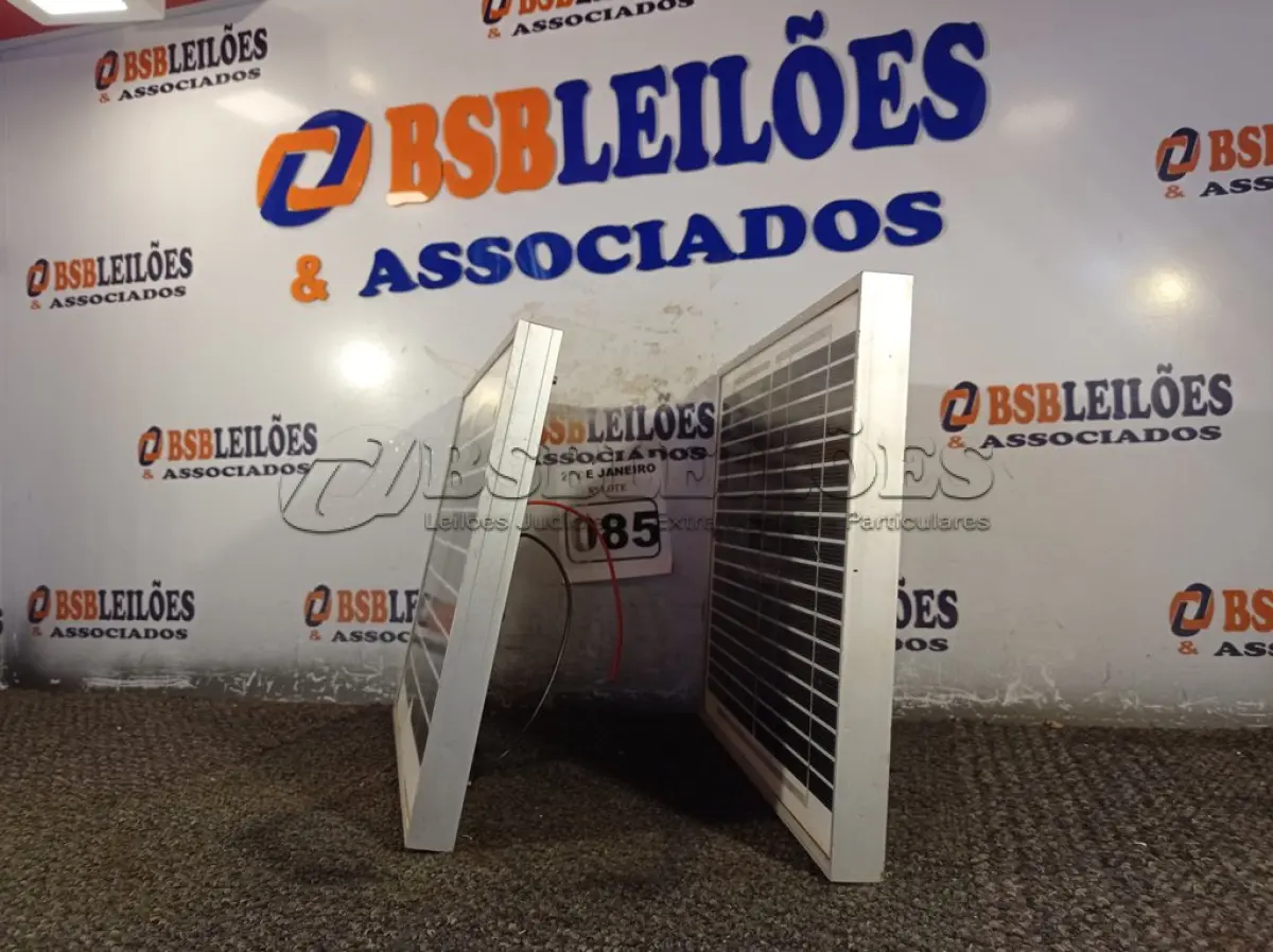 LOTE 085 - 02 PAINÉIS SOLARES 18V 10W.  (NO ESTADO) ATENÇÃO! FAZER A VISITAÇÃO ANTES DE ARREMATAR, NÃO SABEMOS SE FUNCIONA. LEILÃO NÃO TEM GARANTIA E NEM DEVOLUÇÃO, SUJEITO A POSSÍVEIS AVARIAS VISÍVEIS/OCULTAS E/OU AUSÊNCIA DE COMPONENTES.