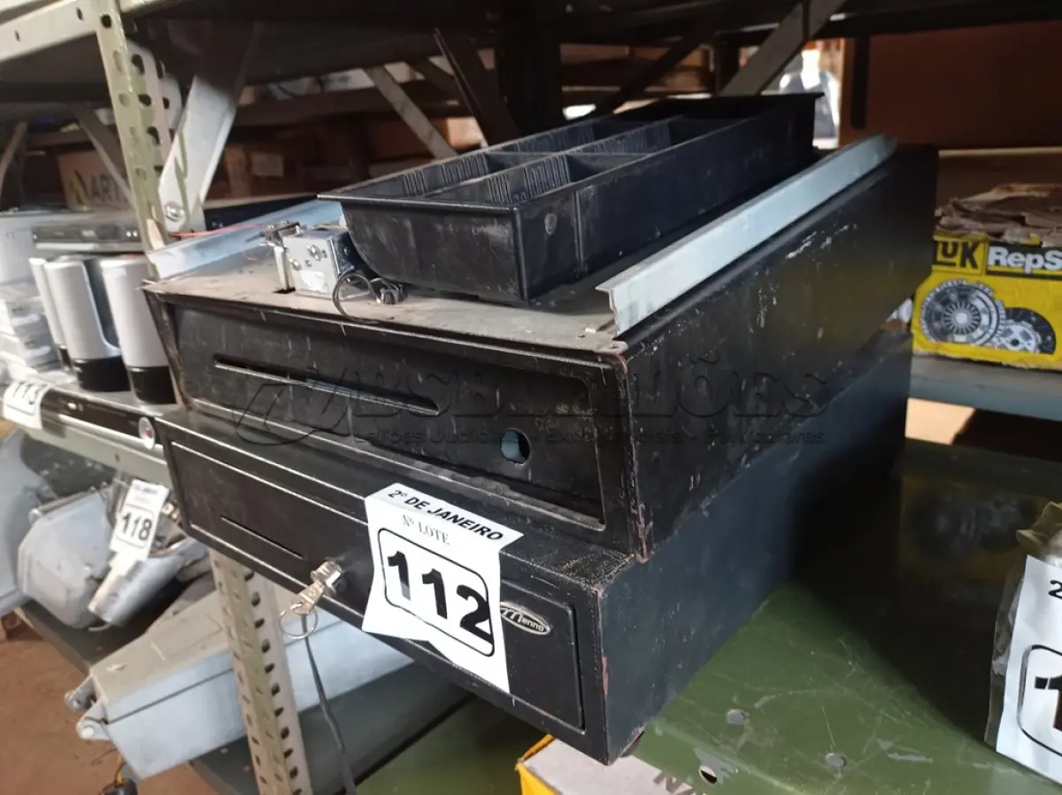 LOTE 112 - 02 SUCATAS DE CAIXA REGISTRADORA.(NO ESTADO) ATENÇÃO! FAZER A VISITAÇÃO ANTES DE ARREMATAR, NÃO SABEMOS SE FUNCIONA. LEILÃO NÃO TEM GARANTIA E NEM DEVOLUÇÃO, SUJEITO A POSSÍVEIS AVARIAS VISÍVEIS/OCULTAS E/OU AUSÊNCIA DE COMPONENTES.