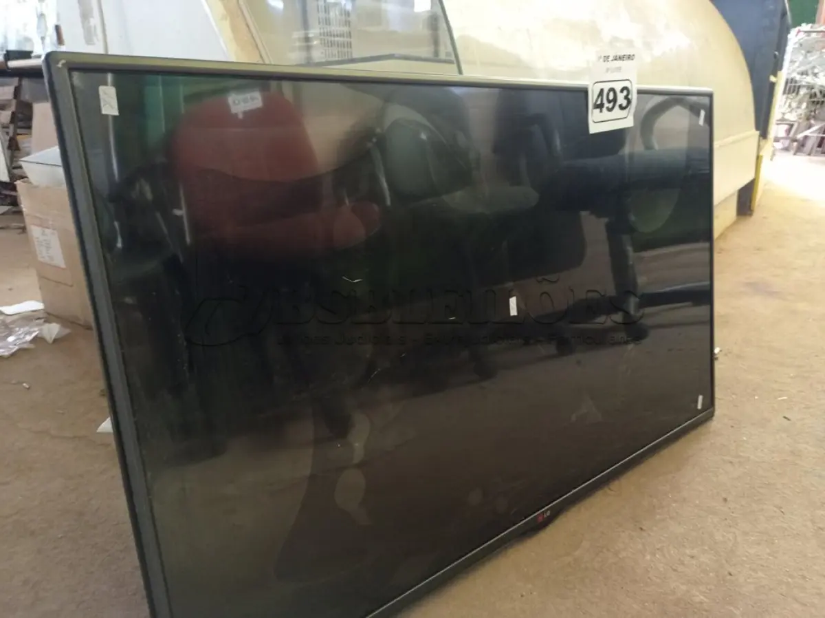 LOTE 493 - 01 TV LG 42” POL. (NO ESTADO) ATENÇÃO! FAZER A VISITAÇÃO ANTES DE ARREMATAR, NÃO SABEMOS SE FUNCIONA. LEILÃO NÃO TEM GARANTIA E NEM DEVOLUÇÃO, SUJEITO A POSSÍVEIS AVARIAS VISÍVEIS/OCULTAS E/OU AUSÊNCIA DE COMPONENTES.
