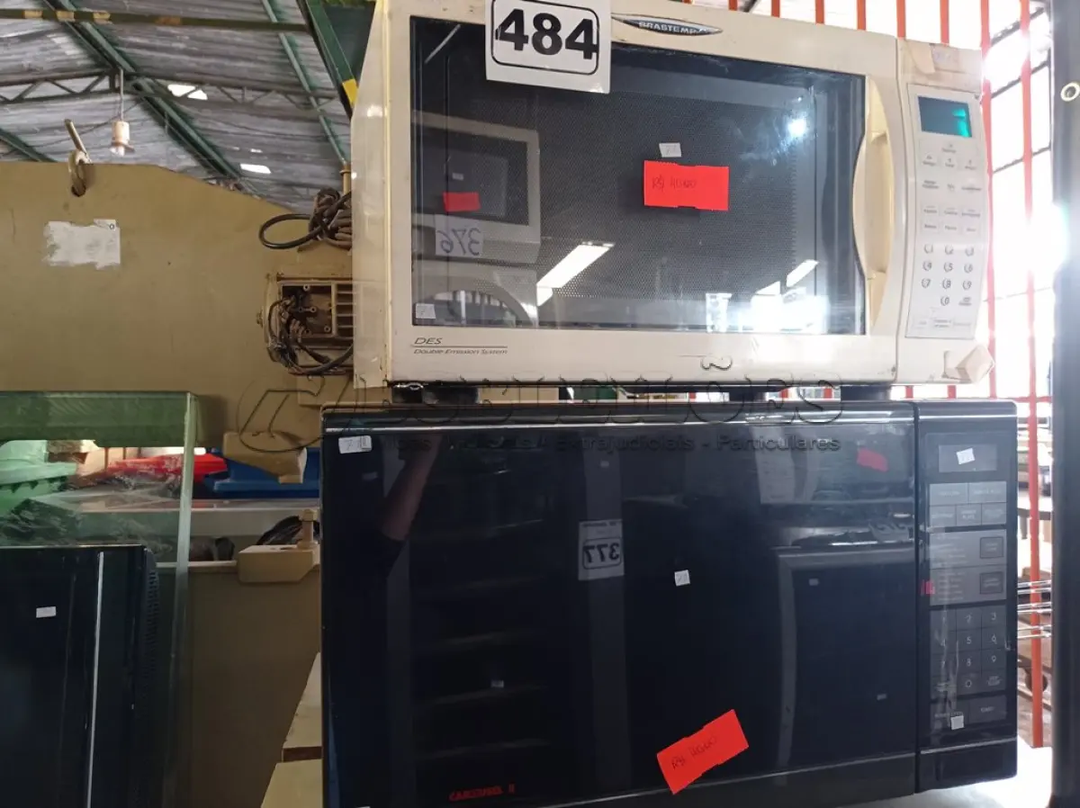 LOTE 484 - 02 MICRO-ONDAS MARCAS E MODELOS DIVERSOS. (NO ESTADO) ATENÇÃO! FAZER A VISITAÇÃO ANTES DE ARREMATAR, NÃO SABEMOS SE FUNCIONA. LEILÃO NÃO TEM GARANTIA E NEM DEVOLUÇÃO, SUJEITO A POSSÍVEIS AVARIAS VISÍVEIS/OCULTAS E/OU AUSÊNCIA DE COMPONENTES.