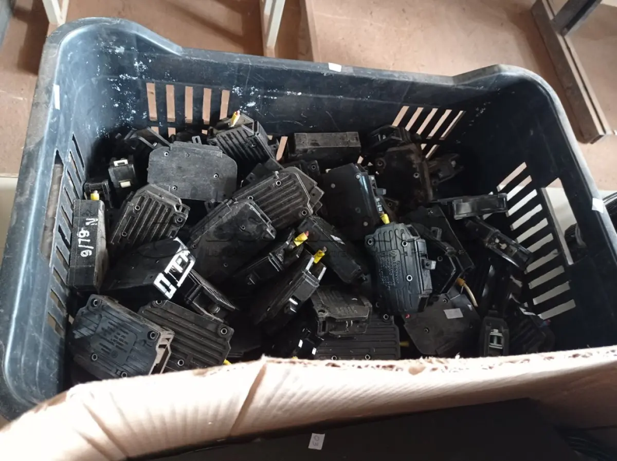 LOTE 275 - 01 LOTE COM APARELHOS ELETRÔNICOS DIVERSOS E 01 CAIXA COM DISJUNTORES.(NO ESTADO) ATENÇÃO! FAZER A VISITAÇÃO ANTES DE ARREMATAR, NÃO SABEMOS SE FUNCIONA. LEILÃO NÃO TEM GARANTIA E NEM DEVOLUÇÃO, SUJEITO A POSSÍVEIS AVARIAS VISÍVEIS/OCULTAS E/OU AUSÊNCIA DE COMPONENTES.