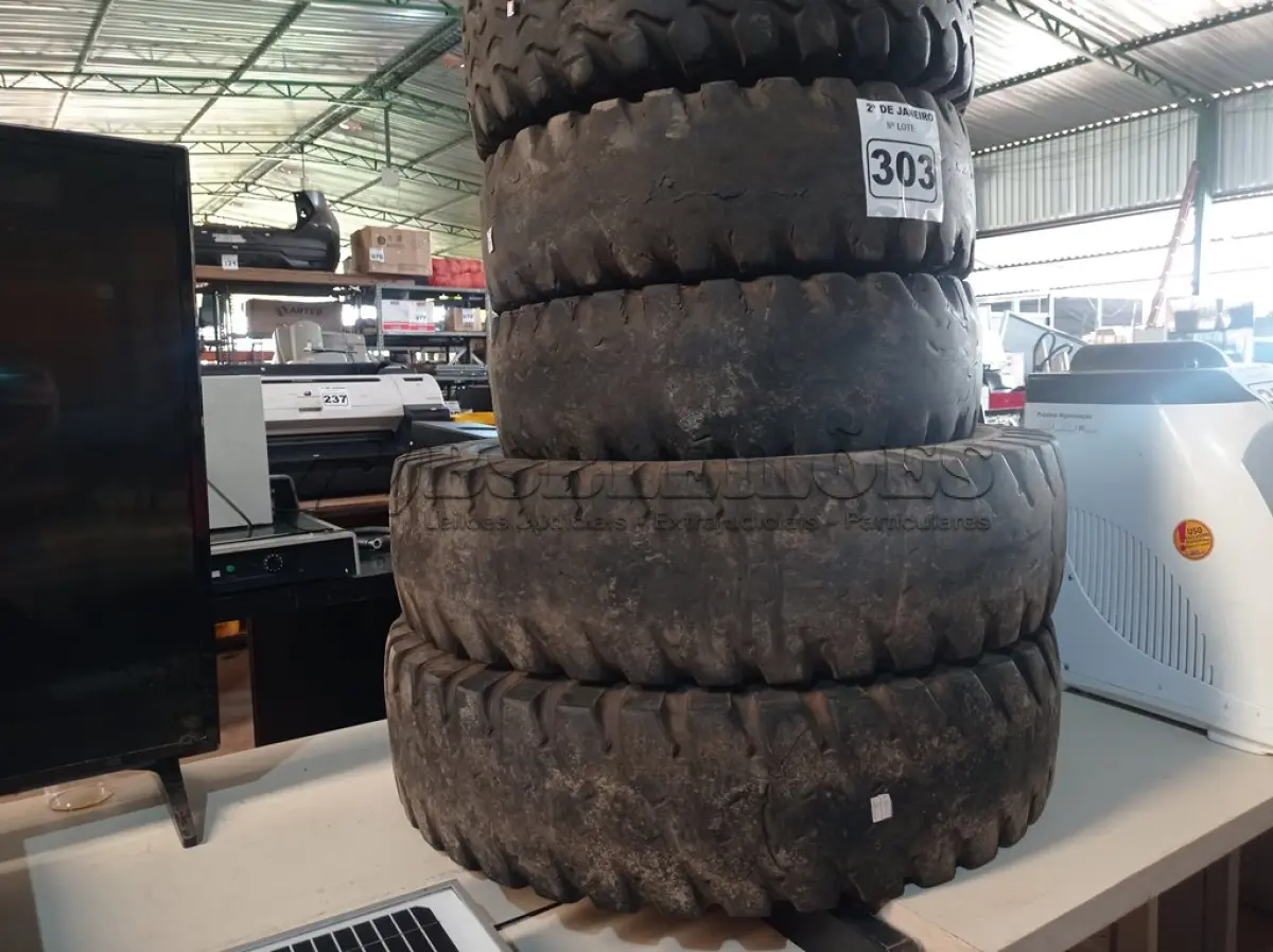 LOTE 303 - 05 PNEUS USADOS COM DIVERSOS AROS PARA BOB QUET.(NO ESTADO) ATENÇÃO! FAZER A VISITAÇÃO ANTES DE ARREMATAR, NÃO SABEMOS SE FUNCIONA. LEILÃO NÃO TEM GARANTIA E NEM DEVOLUÇÃO, SUJEITO A POSSÍVEIS AVARIAS VISÍVEIS/OCULTAS E/OU AUSÊNCIA DE COMPONENTES.