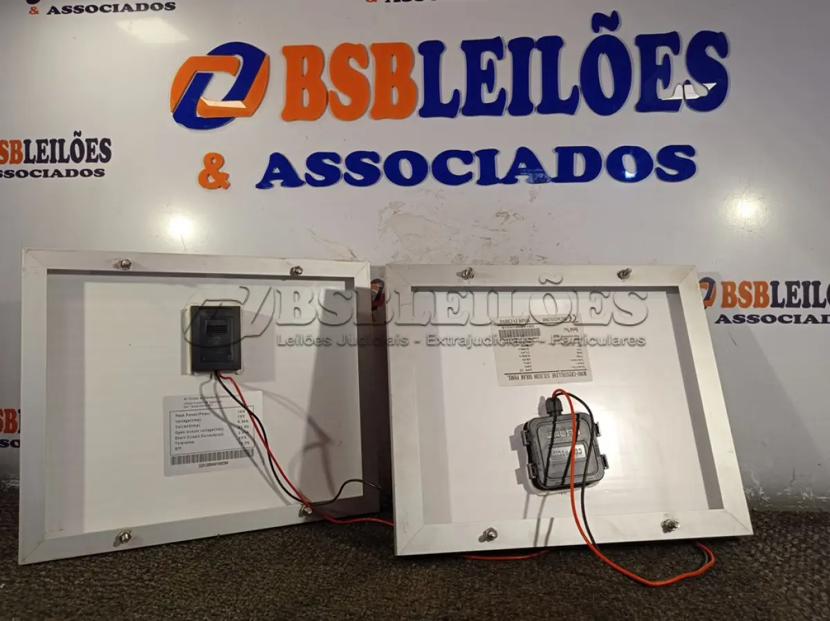 LOTE 319 - 02 PAINÉIS SOLARES 18V 10W.  (NO ESTADO) ATENÇÃO! FAZER A VISITAÇÃO ANTES DE ARREMATAR, NÃO SABEMOS SE FUNCIONA. LEILÃO NÃO TEM GARANTIA E NEM DEVOLUÇÃO, SUJEITO A POSSÍVEIS AVARIAS VISÍVEIS/OCULTAS E/OU AUSÊNCIA DE COMPONENTES.