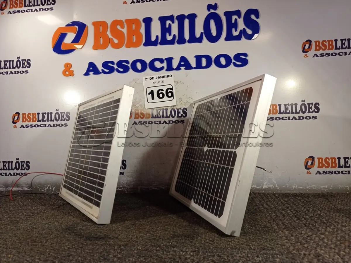 LOTE 166 - 02 PAINÉIS SOLARES 18V 10W.  (NO ESTADO) ATENÇÃO! FAZER A VISITAÇÃO ANTES DE ARREMATAR, NÃO SABEMOS SE FUNCIONA. LEILÃO NÃO TEM GARANTIA E NEM DEVOLUÇÃO, SUJEITO A POSSÍVEIS AVARIAS VISÍVEIS/OCULTAS E/OU AUSÊNCIA DE COMPONENTES.