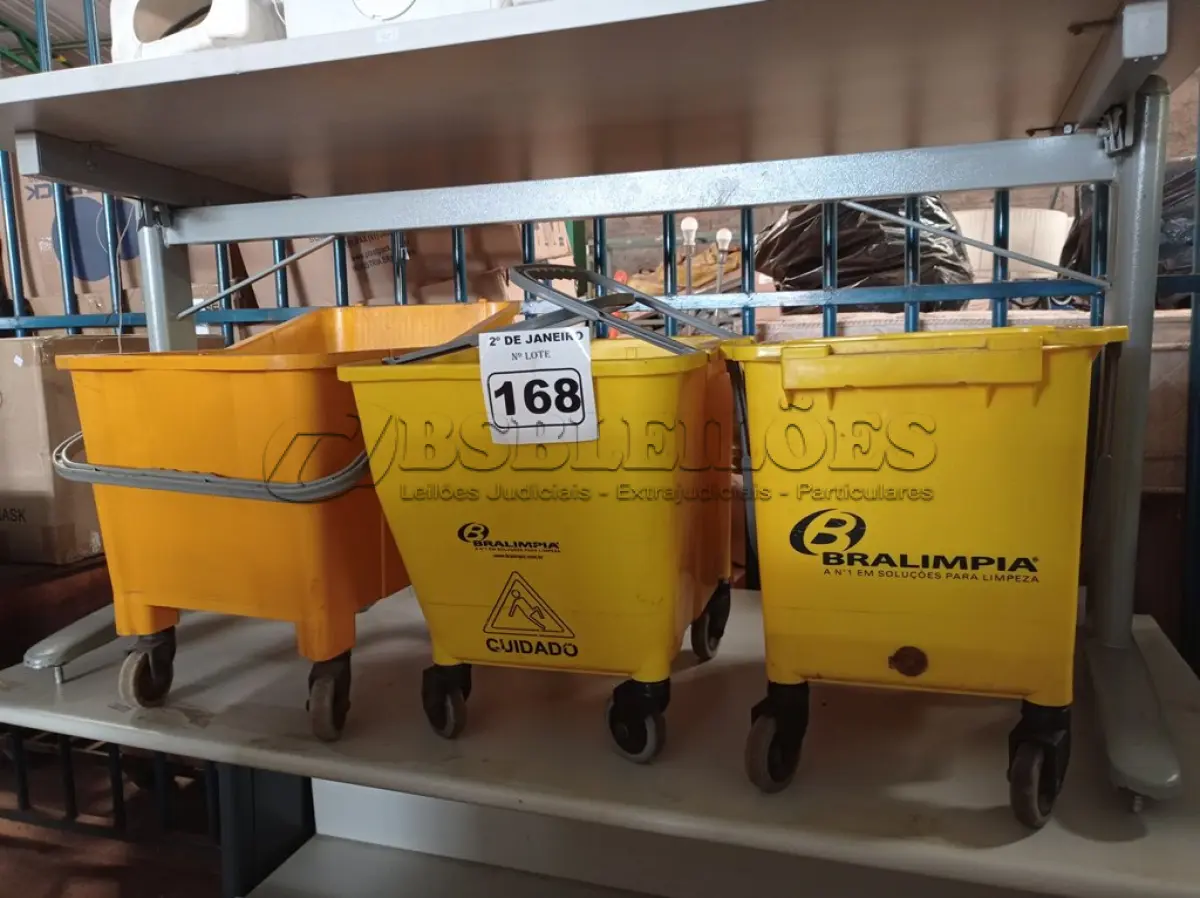 LOTE 168 - 03 BALDES DE LIMPEZA COM RODINHAS. (NO ESTADO) ATENÇÃO! FAZER A VISITAÇÃO ANTES DE ARREMATAR, NÃO SABEMOS SE FUNCIONA. LEILÃO NÃO TEM GARANTIA E NEM DEVOLUÇÃO, SUJEITO A POSSÍVEIS AVARIAS VISÍVEIS/OCULTAS E/OU AUSÊNCIA DE COMPONENTES.