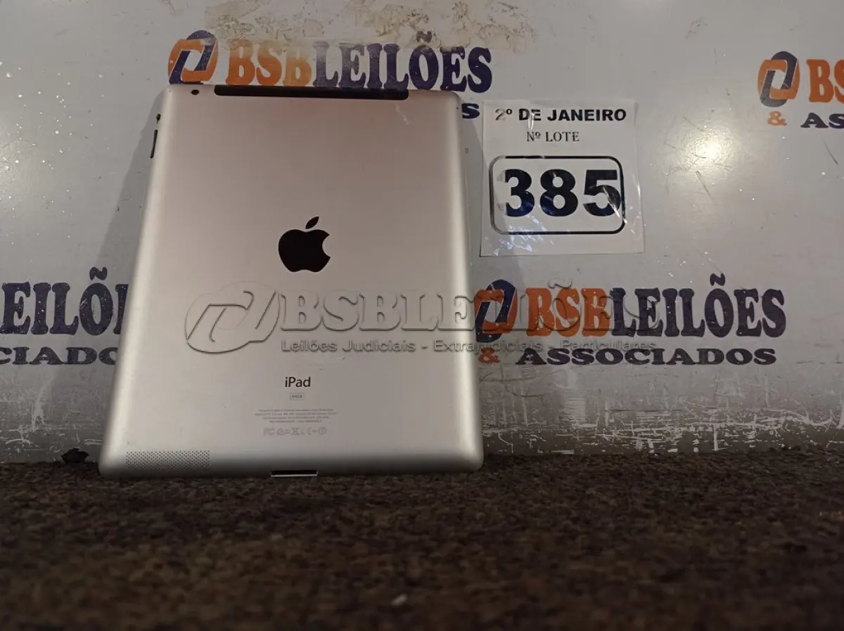 LOTE 385 - 01 IPAD 64 GB SEM CARREGADOR. (NO ESTADO) ATENÇÃO! FAZER A VISITAÇÃO ANTES DE ARREMATAR, NÃO SABEMOS SE FUNCIONA. LEILÃO NÃO TEM GARANTIA E NEM DEVOLUÇÃO, SUJEITO A POSSÍVEIS AVARIAS VISÍVEIS/OCULTAS E/OU AUSÊNCIA DE COMPONENTES.